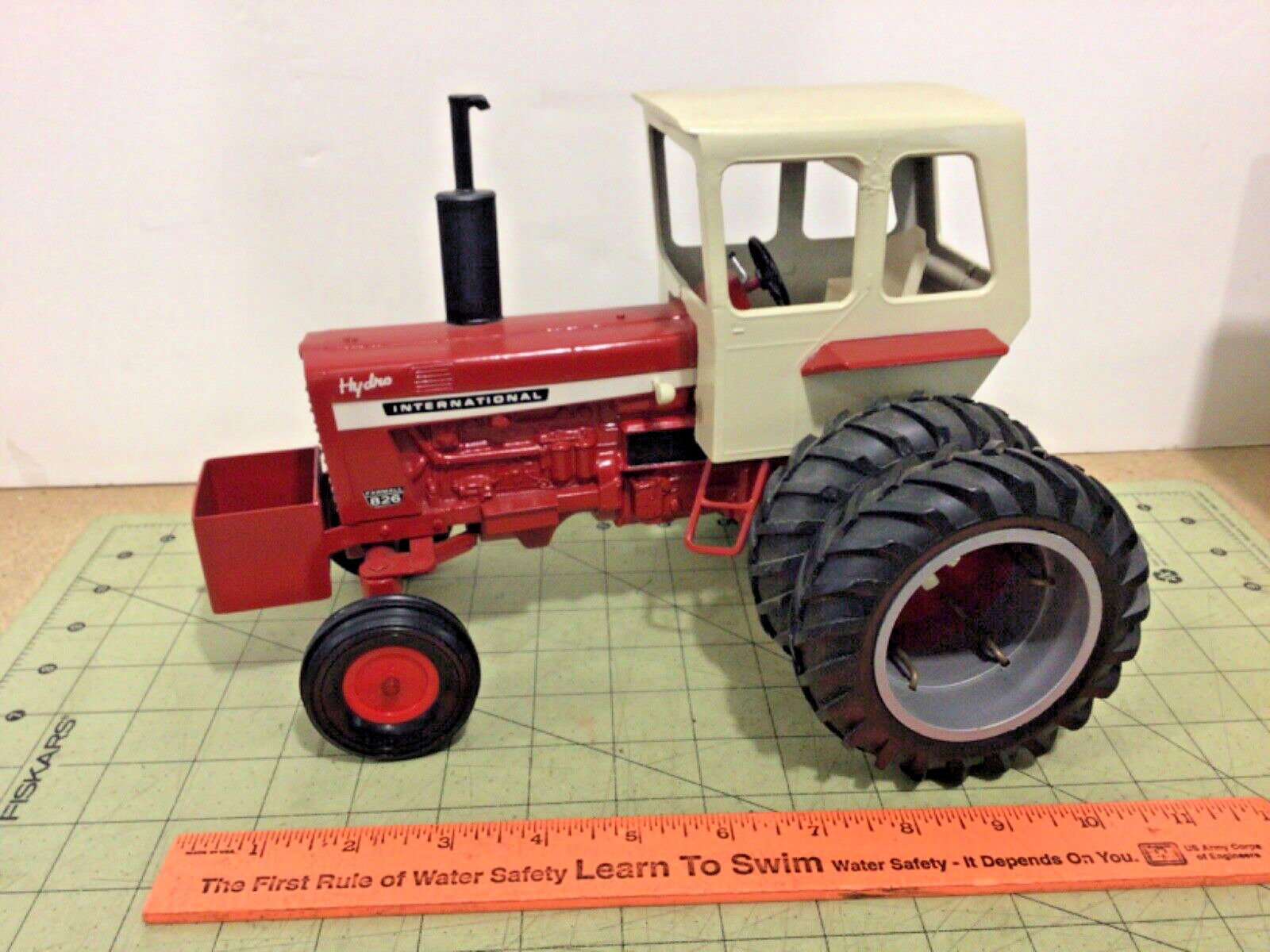 1/16 scale International custom 826 tractor with cab duals & fixed 2 point hitch