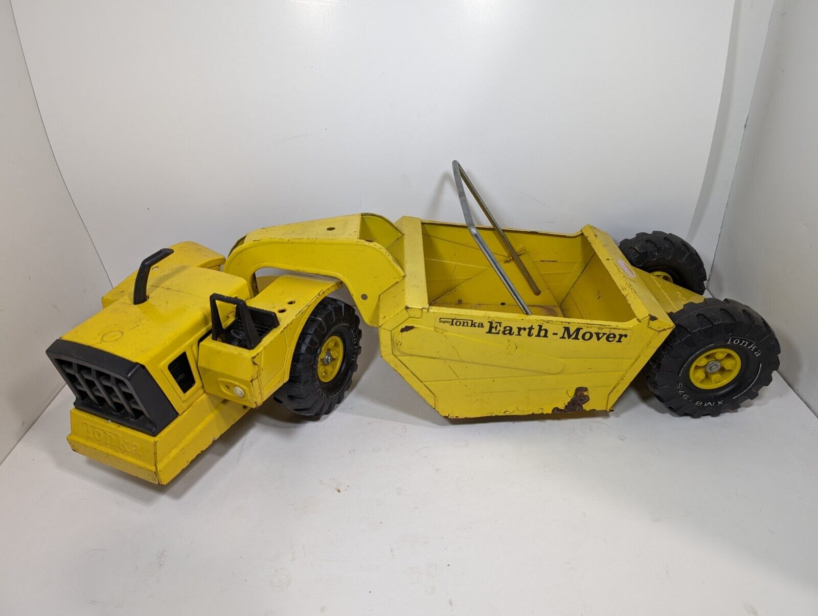 Vintage 1970\'s Mighty Tonka Earth Mover Scraper - All Metal Construction Yellow