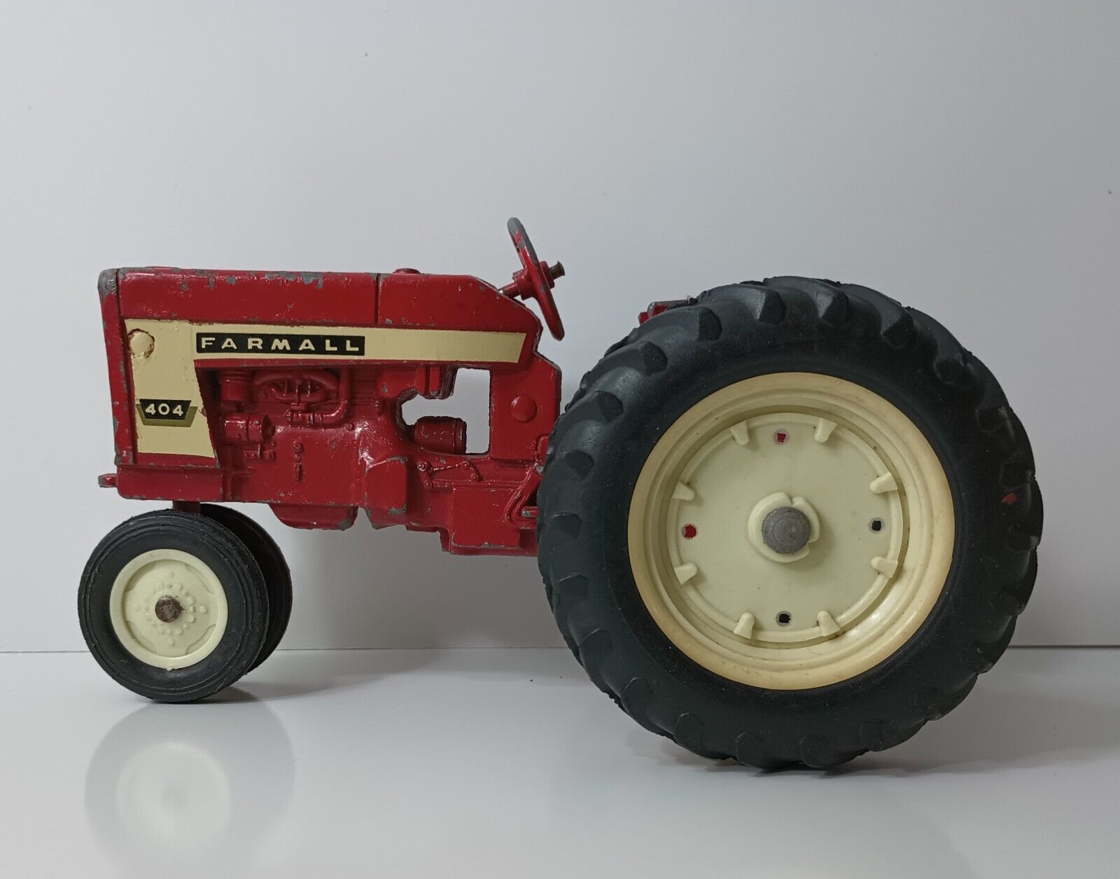 Vintage Farmall 404 Farm Tractor Toy Die Cast & Plastic Ertl Co USA