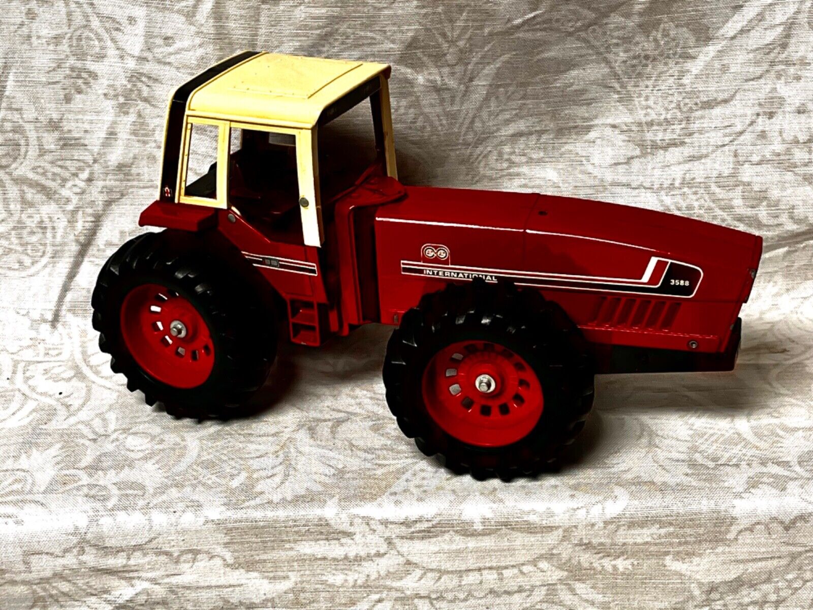 1/16 Scale ERTL International Harvester 3588 2+2 Tractor Collectors Toy