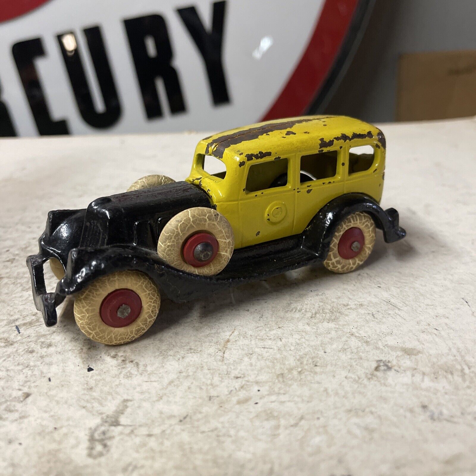 1930s CAST IRON SALOON CAR TOY IN ORIGINAL PAINT ARCADE HUBLEY ?