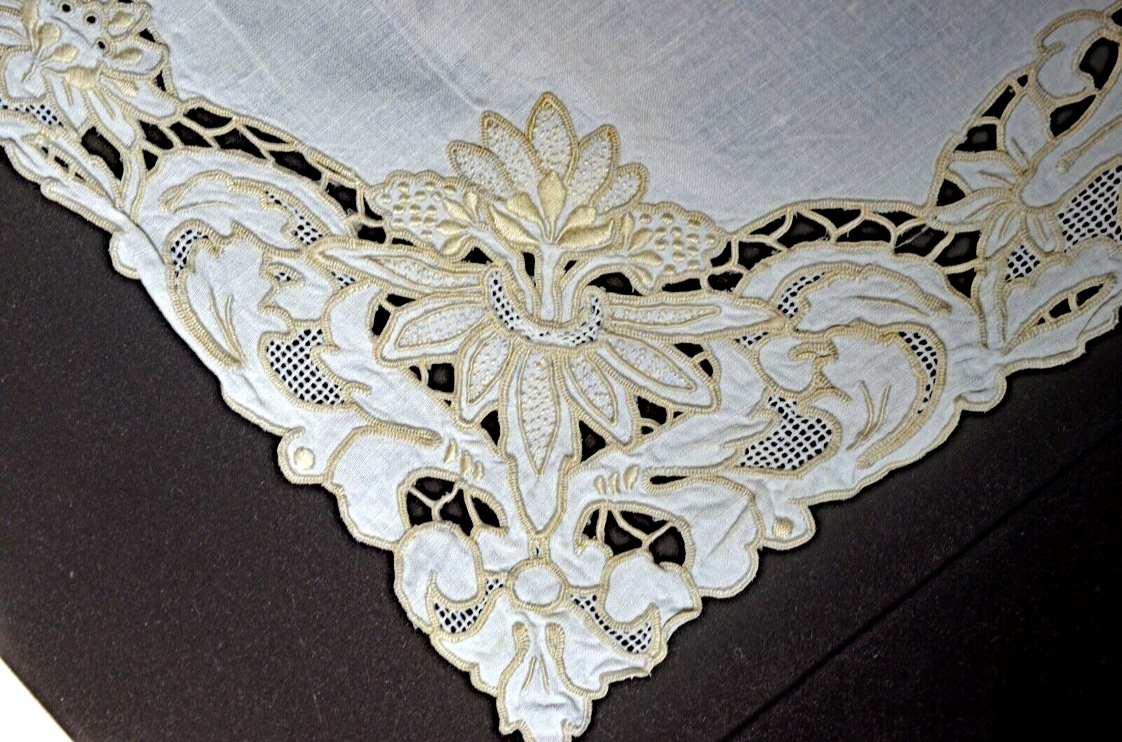 Vintage Heavily Hand Embroidered Linen 8 Placemats & Nakins + Runner  VV232