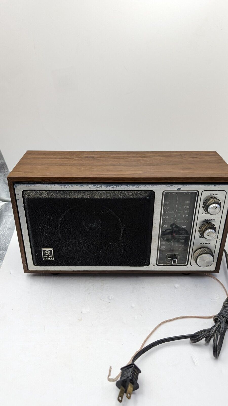 Vintage General Electric GE Dial AM/FM Table Radio Model 7-4145A Tested
