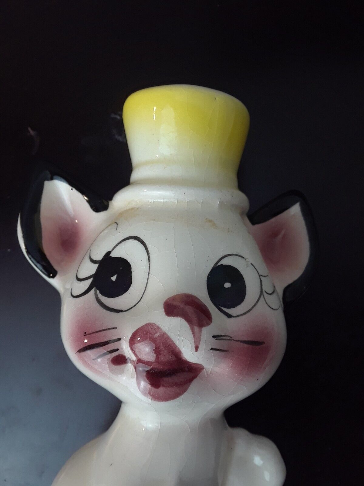 1950s Cat Figurine Yellow Top Hat big round eyes wild eye lashes licking B7