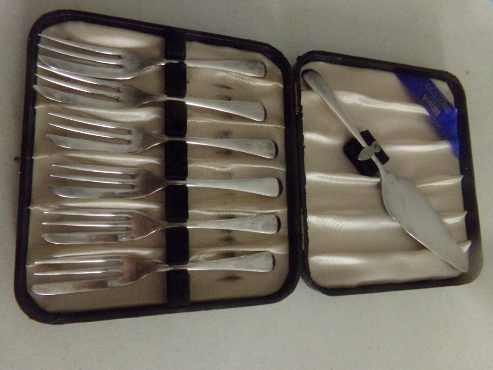 VINERS Sheffield England 6 Dessert forks and server set Silver plate in Box