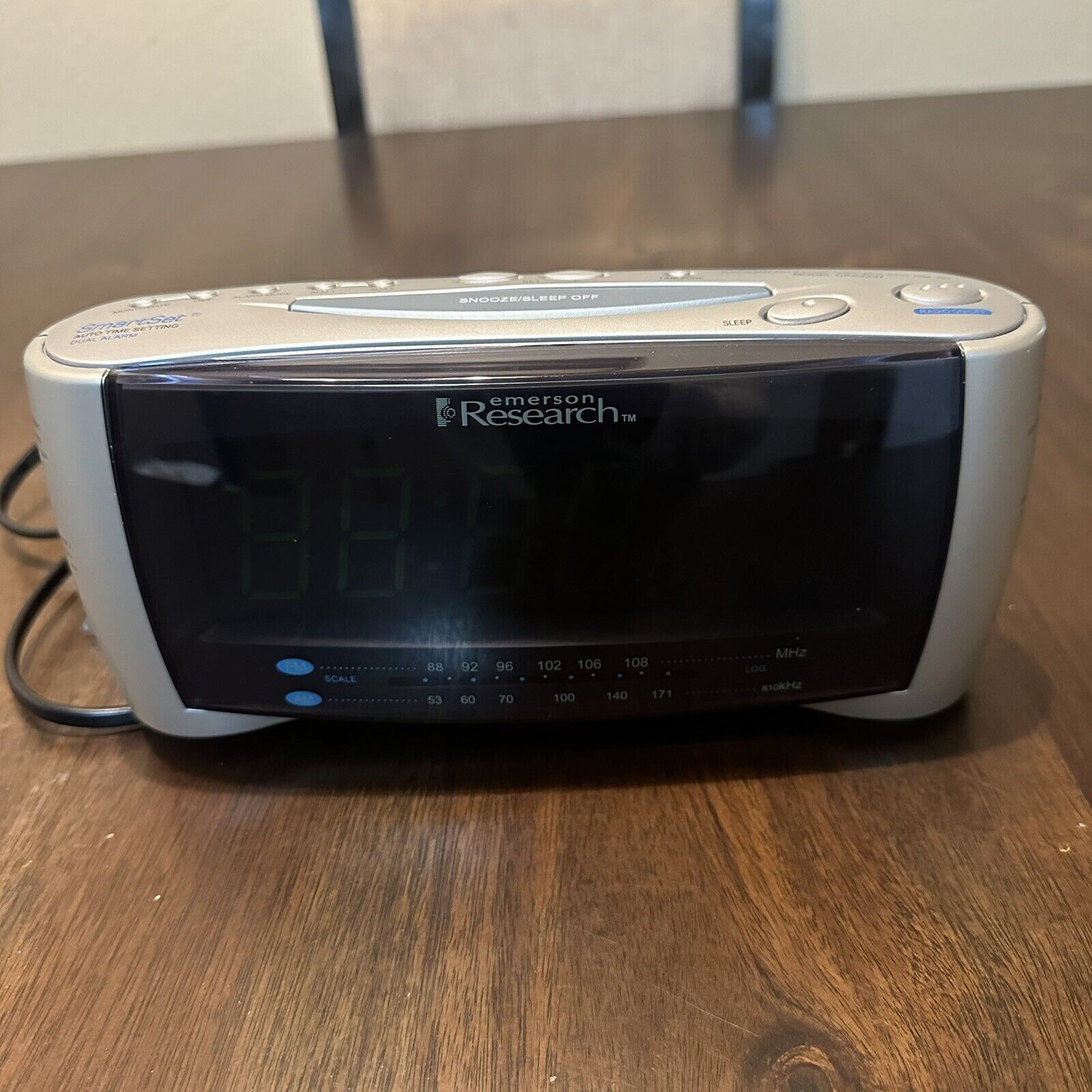 Emerson Research SmartSet Dual Alarm Clock Radio In Silver Automatic Time AM-FM