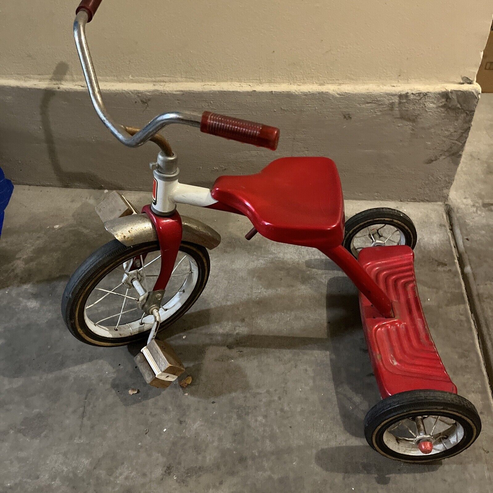 Vintage Roadmaster Tricycle for Kids, Red And White, 25\