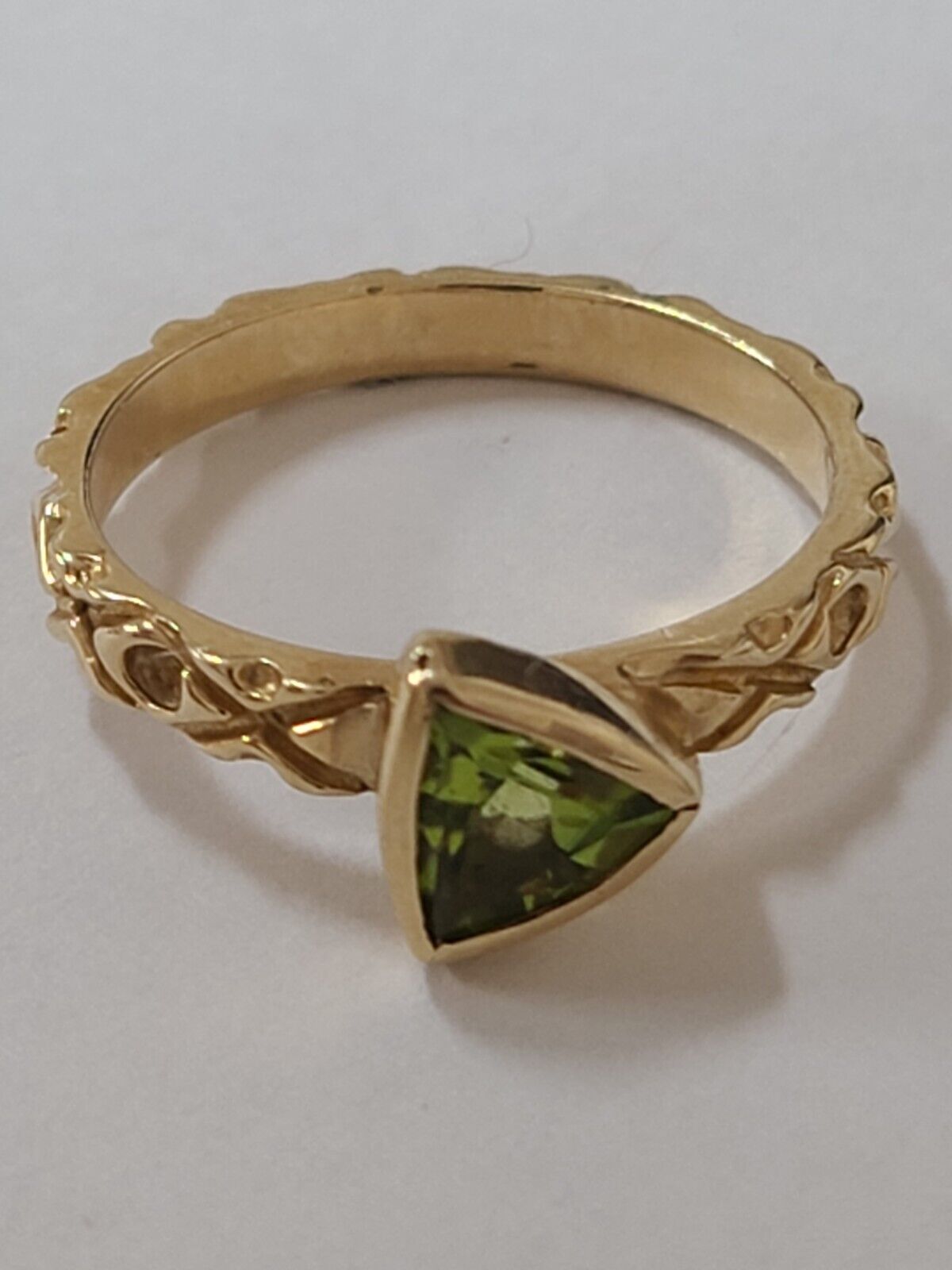 Vintage Triangle Peridot Ring 14k Yellow Gold Diamond Cut Design Size 6.5