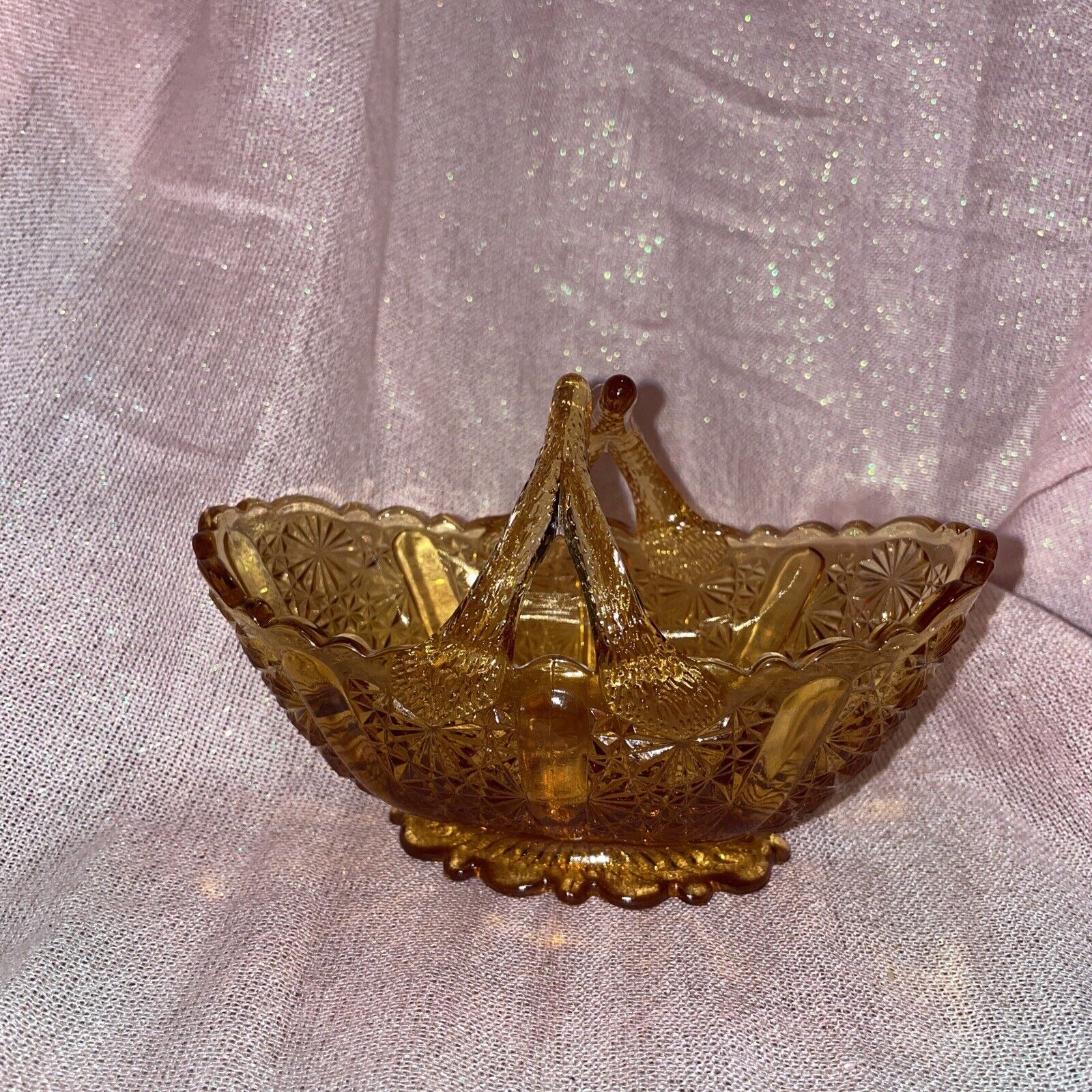 FENTON AMBER GLASS BASKET DAISY AND BUTTON PATTERN WITH SPLIT HANDLES