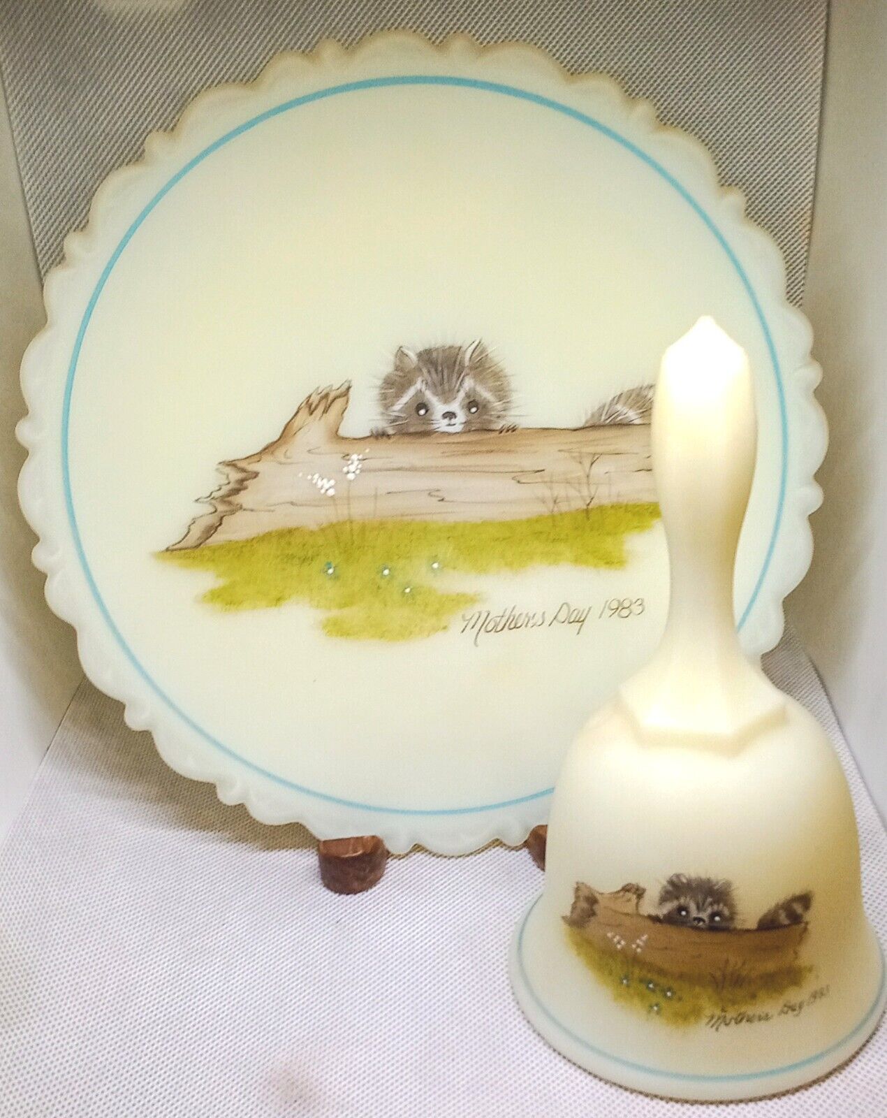 Fenton Hand Painted & Signed 1983 Mothers Day Bell & Plate Set W/ Raccoon-Glows