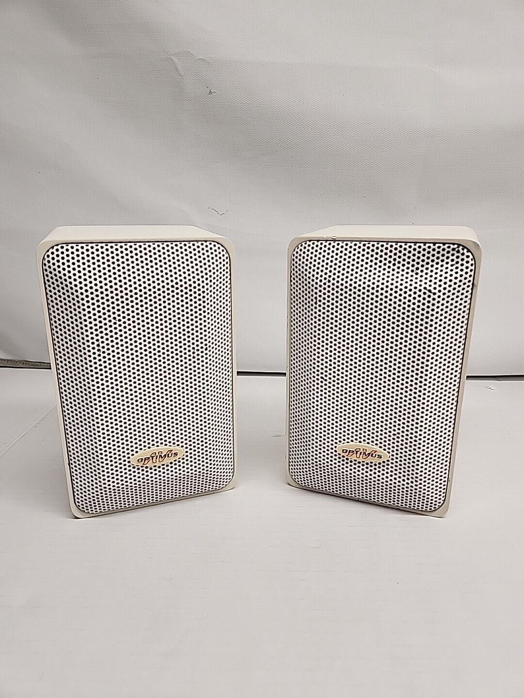 2 Realistic Optimus Pro 7AV Speakers White Metal Mini Bookshelf Sound Great Dent