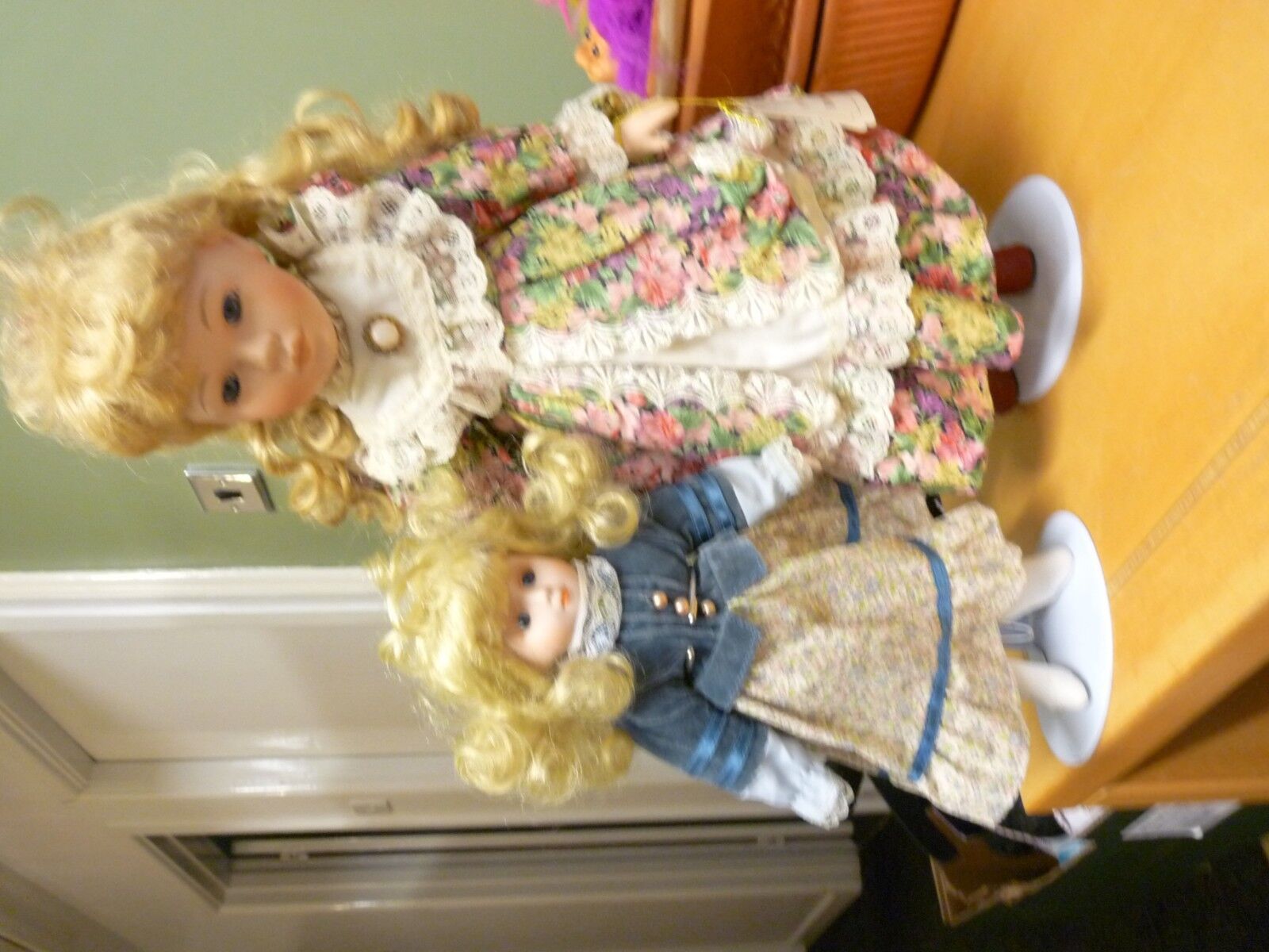 A LOVELY PAIR OF WELL DRESSED PORCELAIN DOLLS ON STANDS 18\