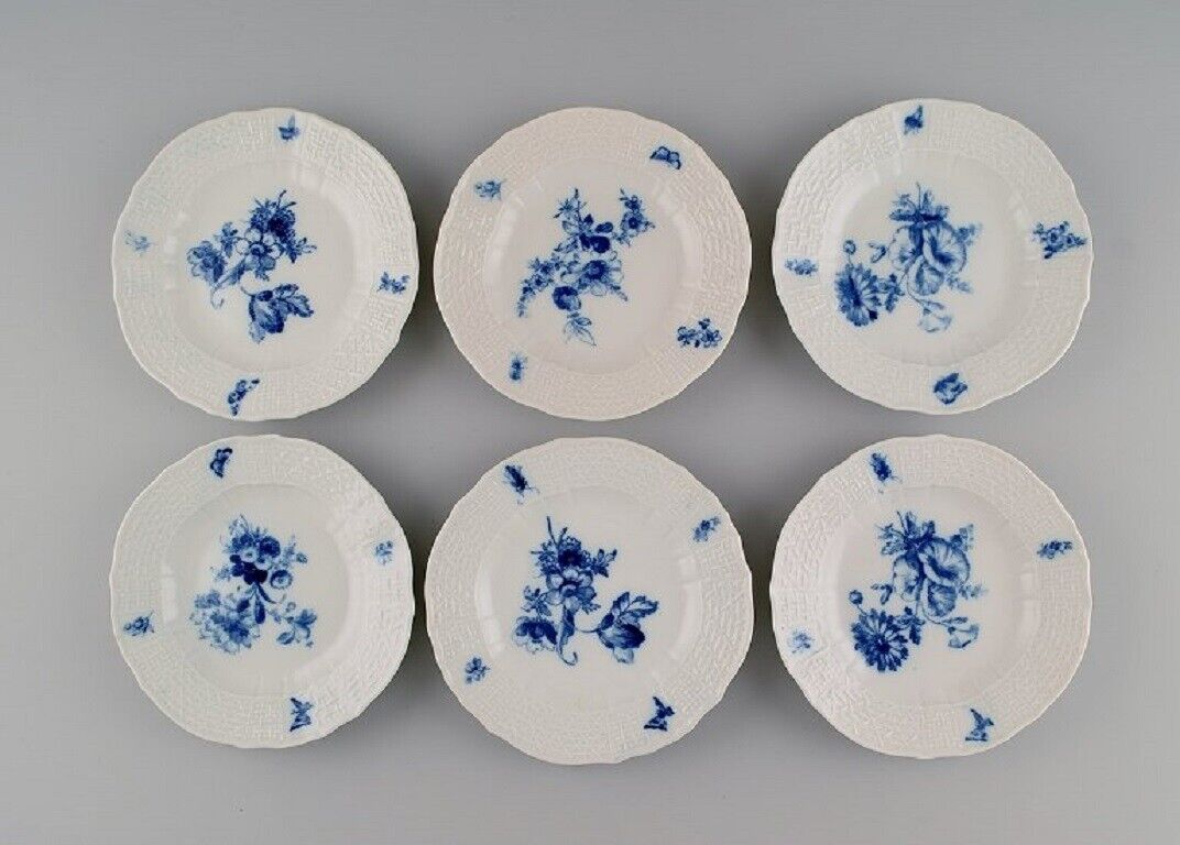 Six antique Meissen side plates in hand-painted porcelain. 19th C.