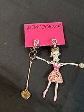 Betsey Johnson White Lace Skull Mismatched Earrings Extremely Rare - P1 picture