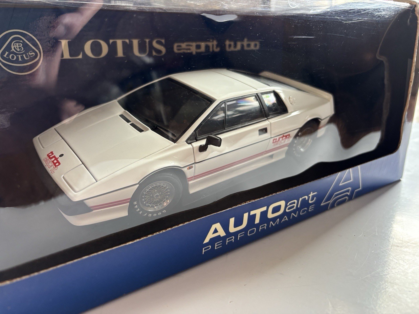 AUTOart Performance 1:18 1984 Lotus Esprit Turbo Movie James Bond White Diecast 