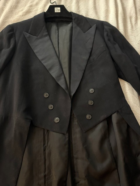 Vintage 1940s Tuxedo Tailcoat Mens Black Wool grosgrain facing Vintage 1940s Tuxedo Tailcoat Mens Black Wool grosgrain facing
