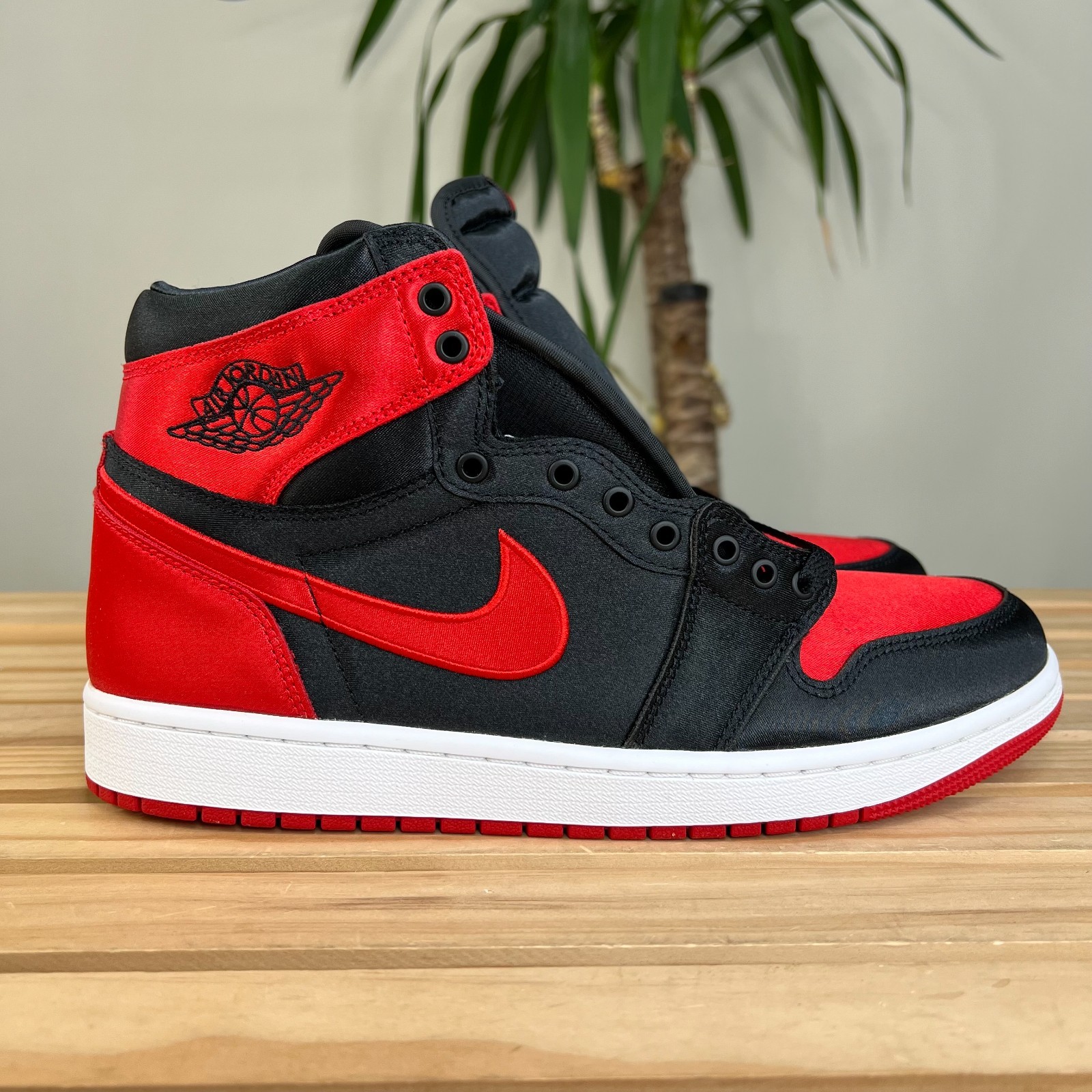 Size 9.5M / 11W - Nike Air Jordan 1 Retro Satin Bred Size 9.5M / 11W - Nike Air Jordan 1 Retro Satin Bred