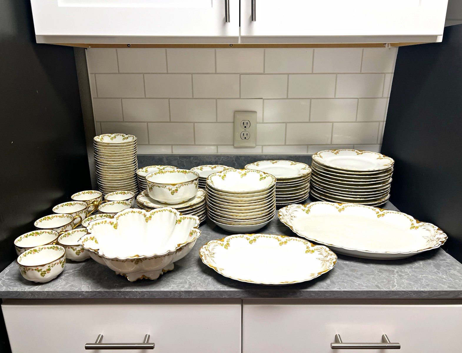 100-Piece Antique Haviland & Co. Limoges France China Set – Clover Leaf Pattern 