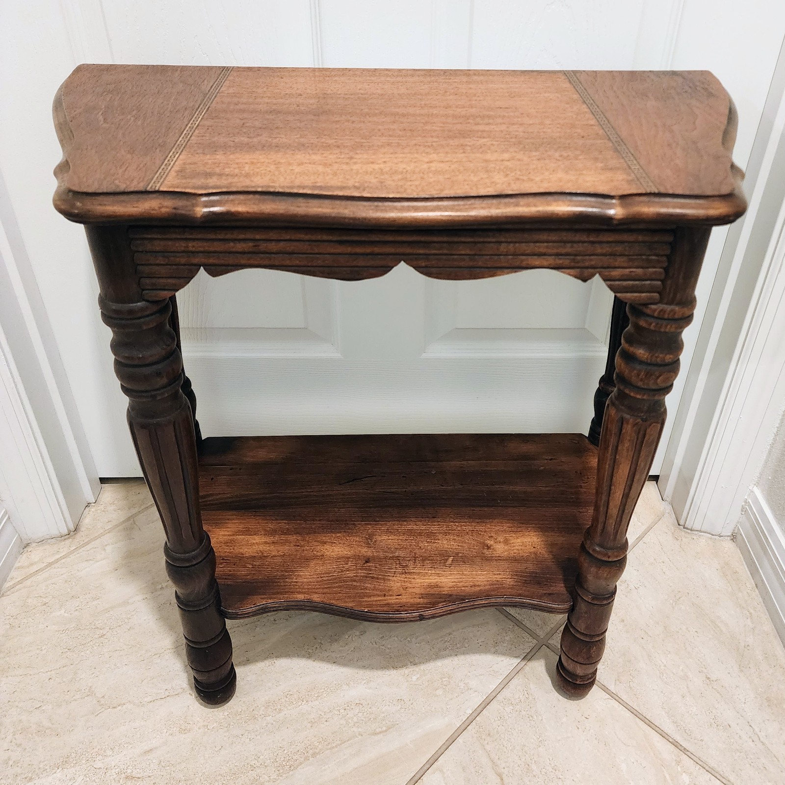 Vintage Two-Tier Scalloped Wood Console Side Table Inlaid Top Turned Legs 23\ Vintage Two-Tier Scalloped Wood Console Side Table Inlaid Top Turned Legs 23\