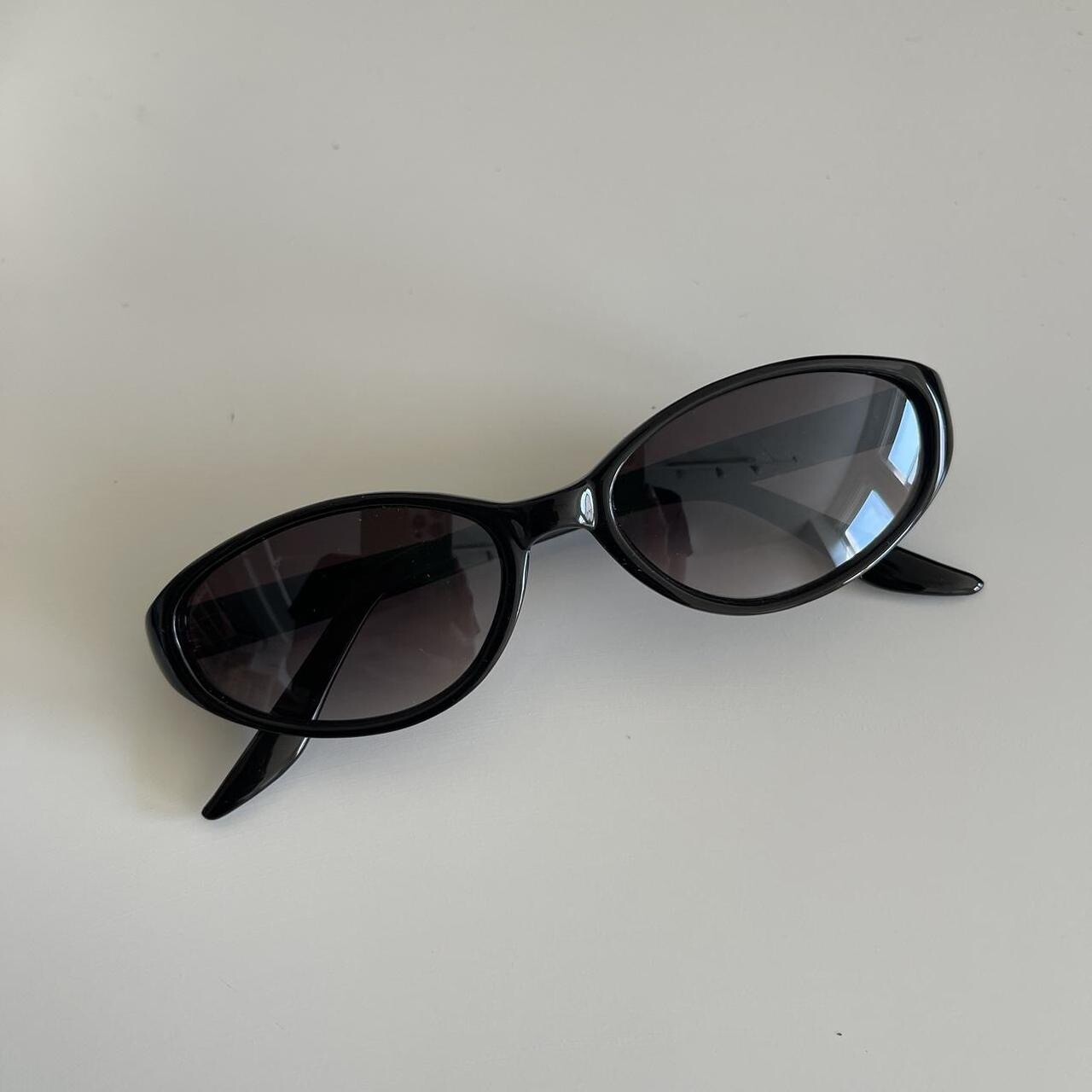 Authentic New Vintage women\'s 90s Mini black oval sunglasses Authentic New Vintage women\'s 90s Mini black oval sunglasses