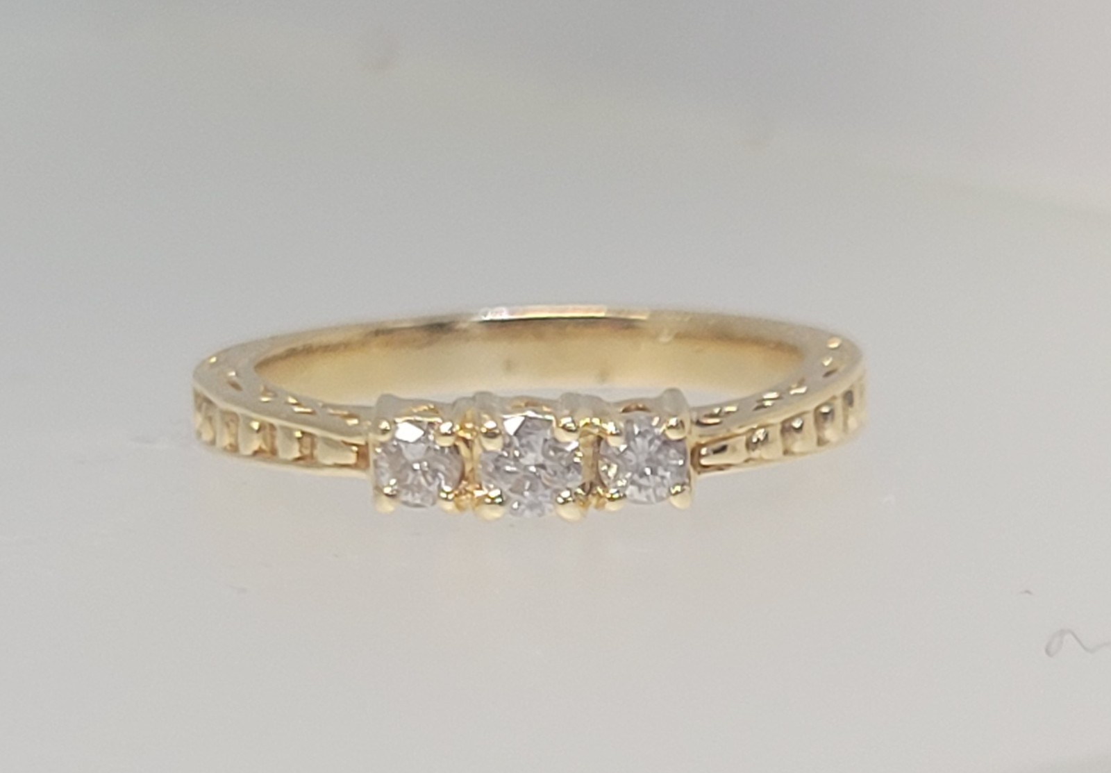 14k Yellow Gold 3 Stone Diamond Ring .25cttw VERY NICE