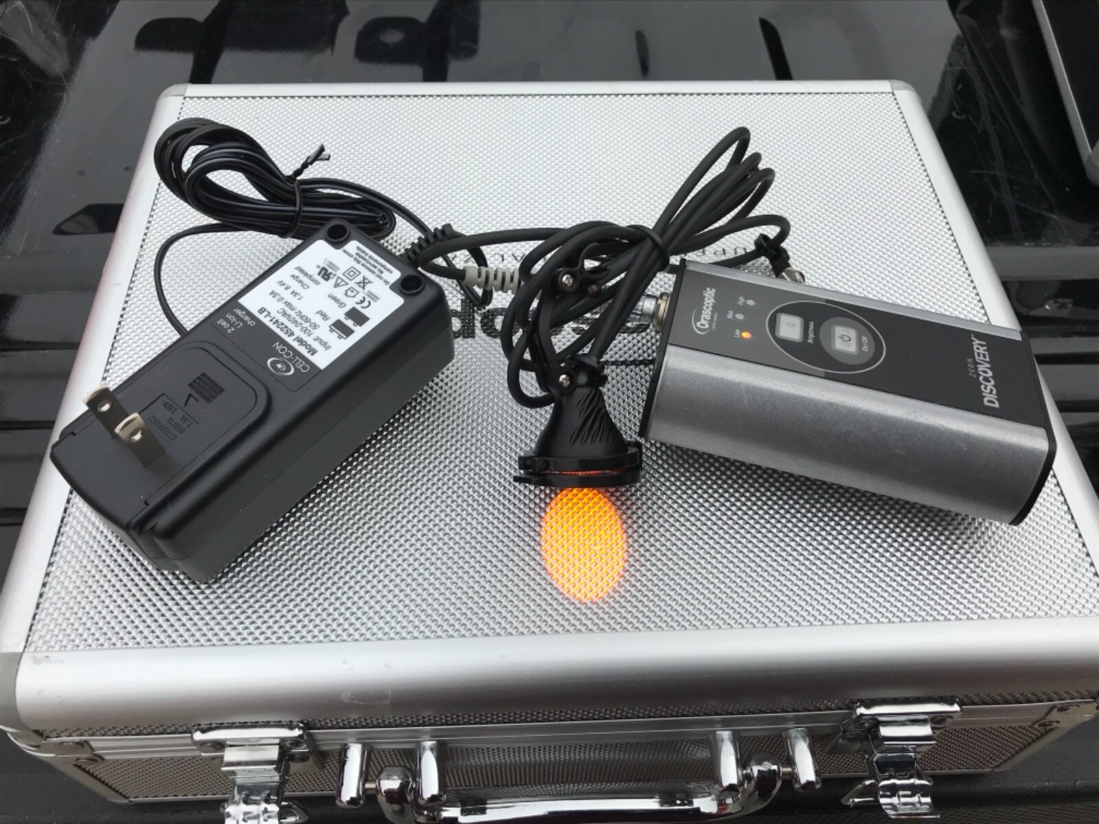 orascoptic Discovery light with case and manual orascoptic Discovery light with case and manual