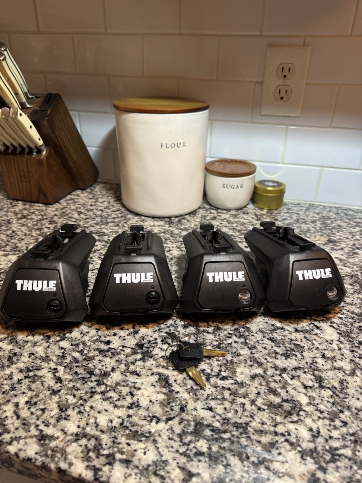 Thule 450 CrossRoad Roof Rack Feet Set of 4 Raised Rails Locks Keys Thule 450 CrossRoad Roof Rack Feet Set of 4 Raised Rails Locks Keys