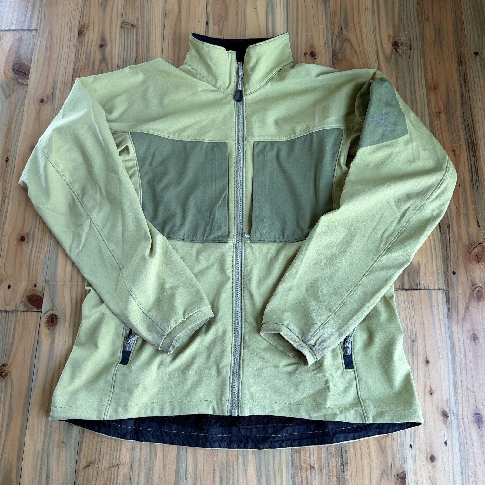 Vintage Arc\'teryx Gamma MX Softshell Two-Tone Lime/Olive Green Jacket. Size M Vintage Arc\'teryx Gamma MX Softshell Two-Tone Lime/Olive Green Jacket. Size M