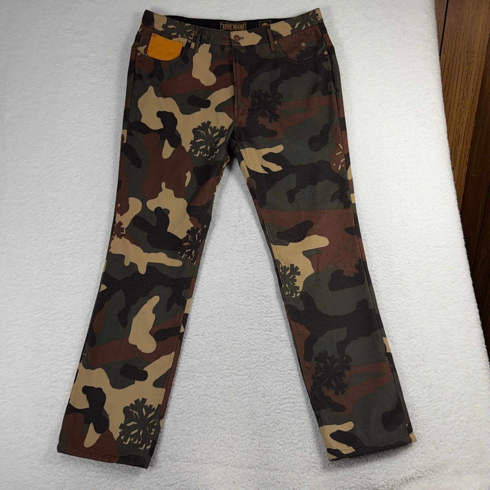 AKOO Camo Jeans Mens 38 Fits 36x31 Felt Faux Leather Accents Riveted NWOT AKOO Camo Jeans Mens 38 Fits 36x31 Felt Faux Leather Accents Riveted NWOT