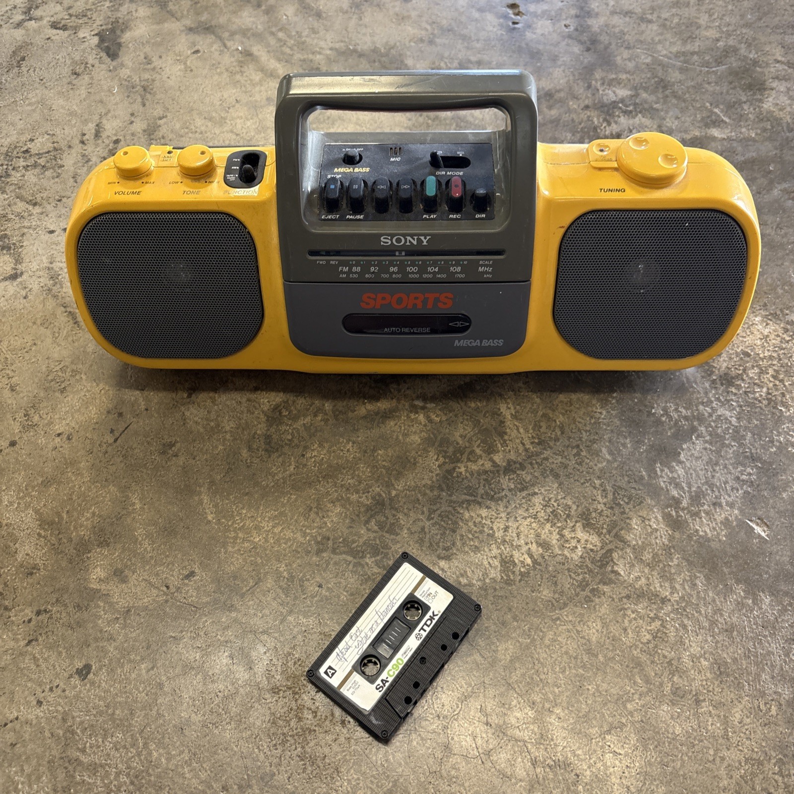 VTG Sony SPORTS CFS-905 MEGA BASS RADIO CASSETTE-RECORDER  Works Great