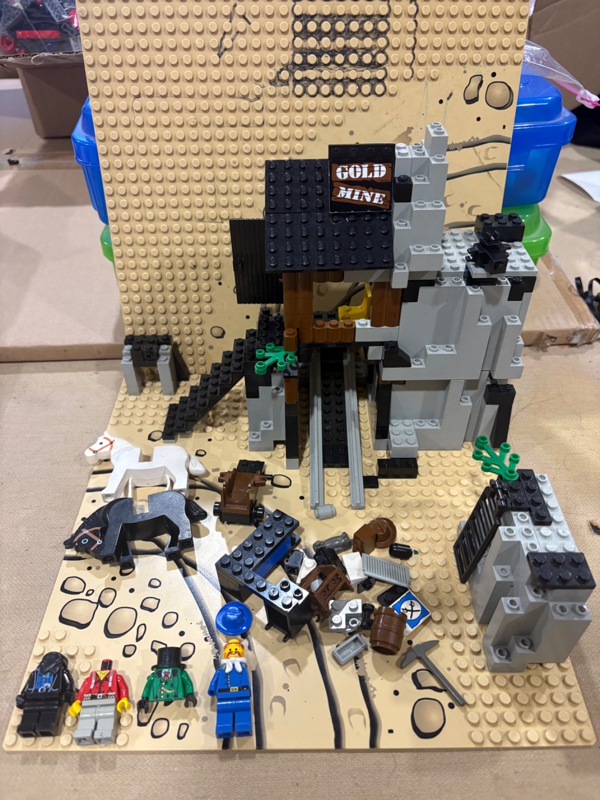 Lego 6761 - Bandit's Secret Hide-Out - Incomplete Some minifigures Lego 6761 - Bandit's Secret Hide-Out - Incomplete Some minifigures