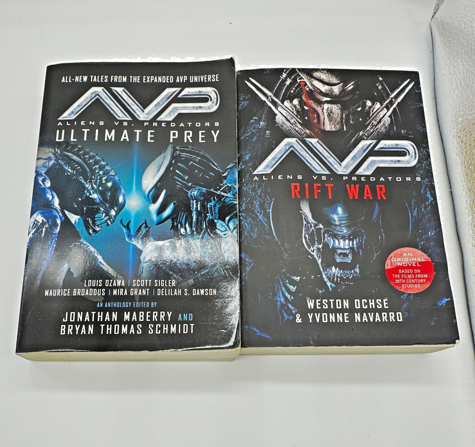 Lot of 2 Titan Books Aliens vs. Predators: Rift War and Ultimate Prey Lot of 2 Titan Books Aliens vs. Predators: Rift War and Ultimate Prey