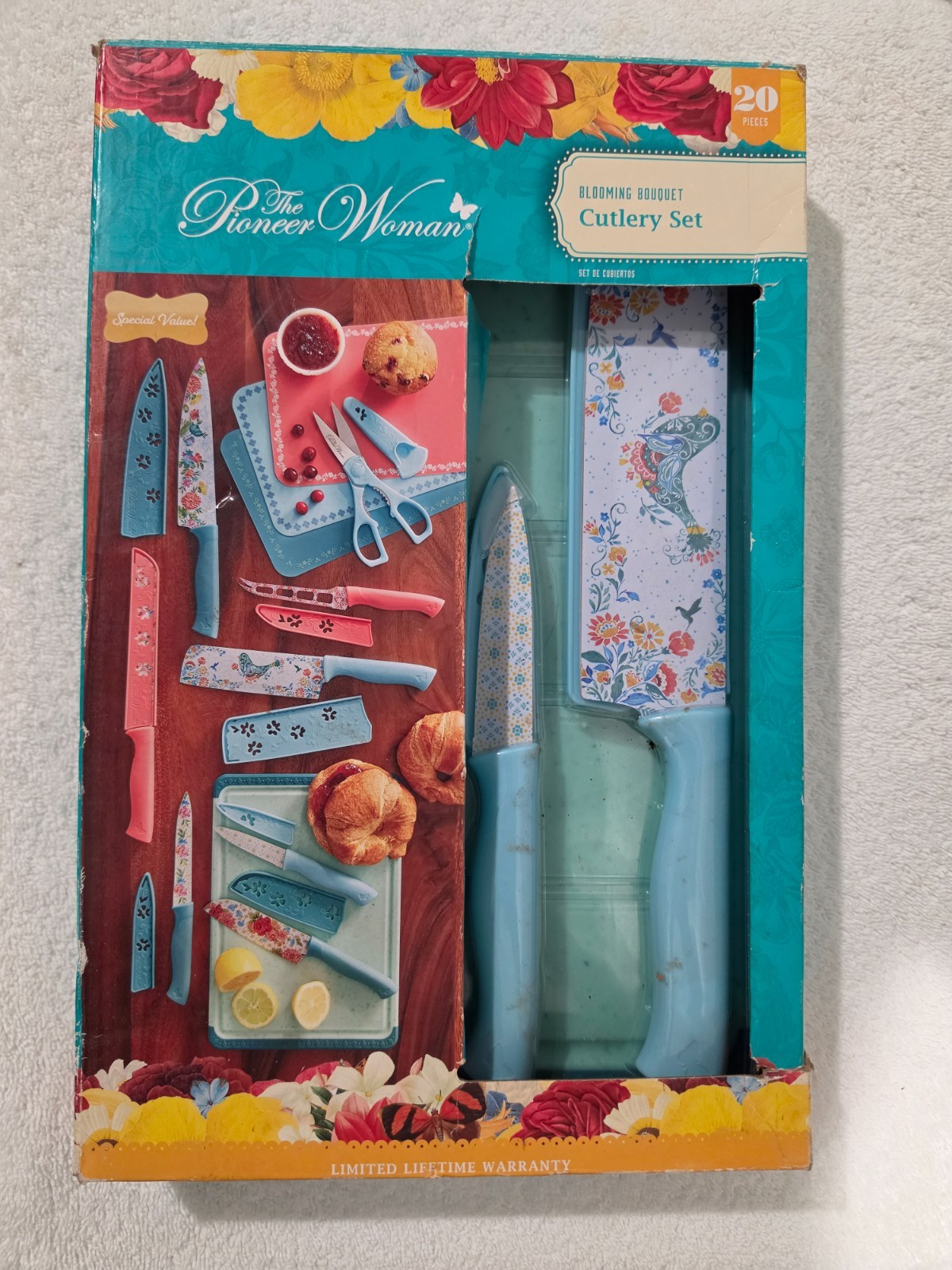 The Pioneer Woman 20-Piece Blooming Bouquet Cutlery Knife Set & Cutting Boards The Pioneer Woman 20-Piece Blooming Bouquet Cutlery Knife Set & Cutting Boards