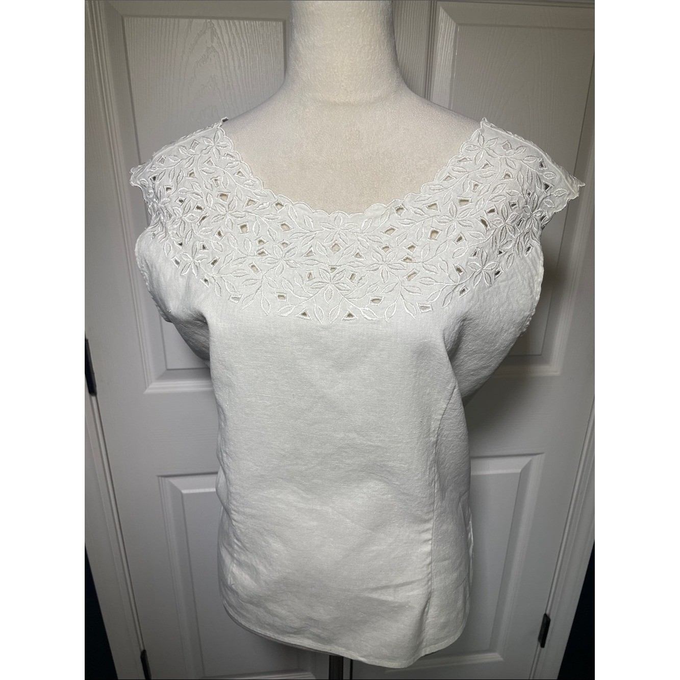 Vintage Morelle Off White Lace Yoke Sleeveless Button Back Linen Cotton Blouse Vintage Morelle Off White Lace Yoke Sleeveless Button Back Linen Cotton Blouse