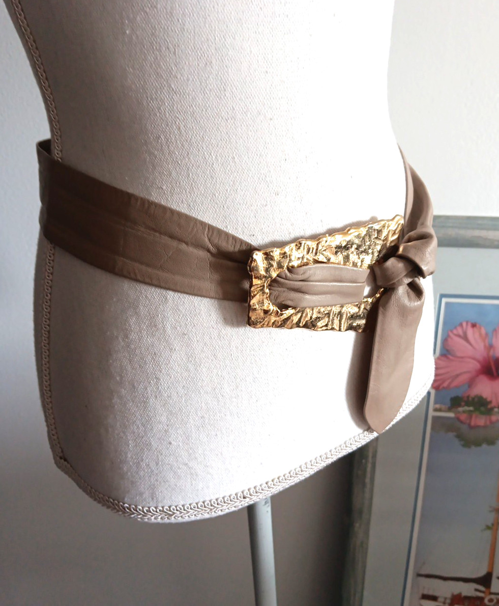 Vintage Women\'s Beige Leather Belt 1980s Fabulous Gold Buckle 37\