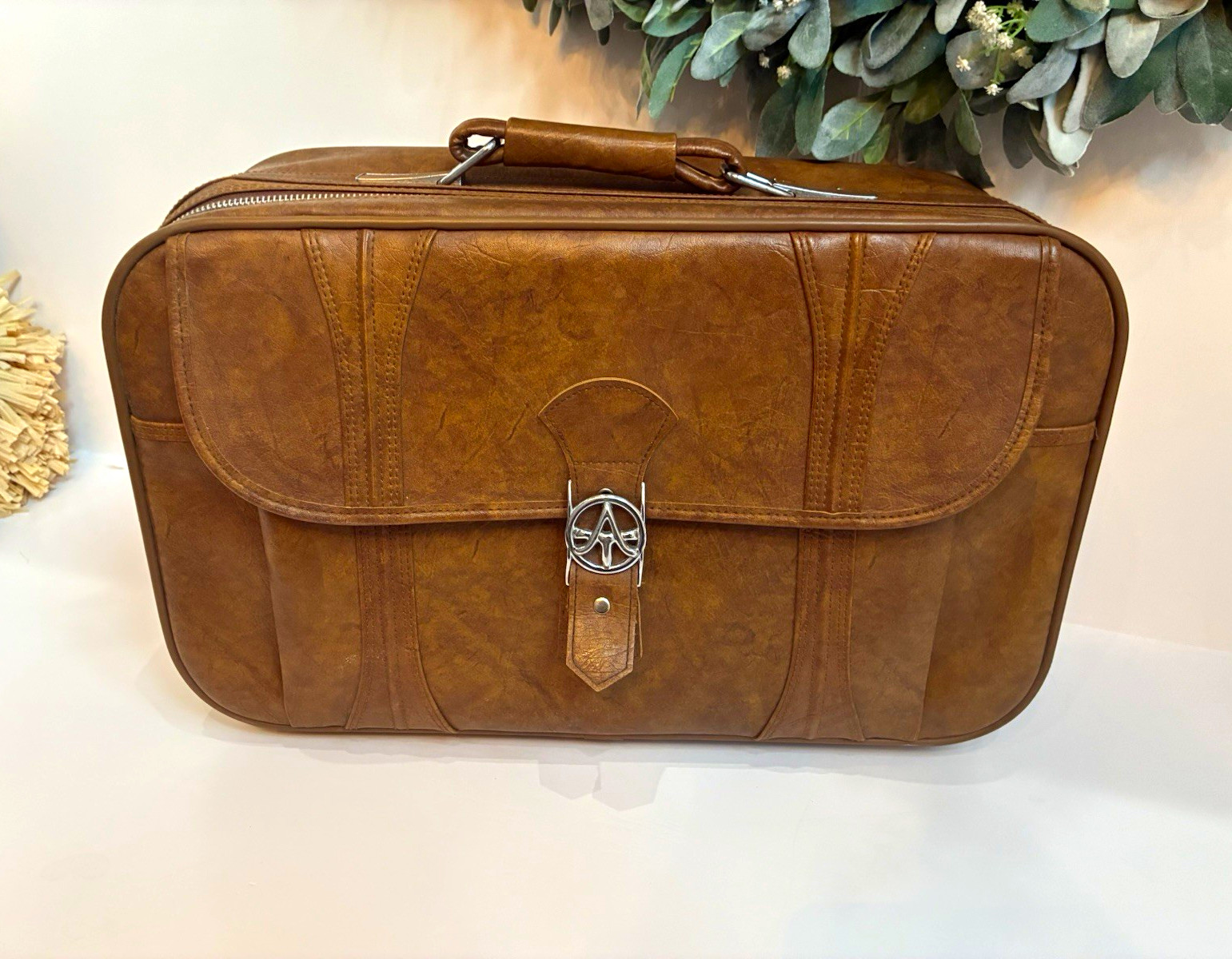 American Tourister True Vintage 1970s Brown Hard Vinyl Locking Suitcase 40L American Tourister True Vintage 1970s Brown Hard Vinyl Locking Suitcase 40L