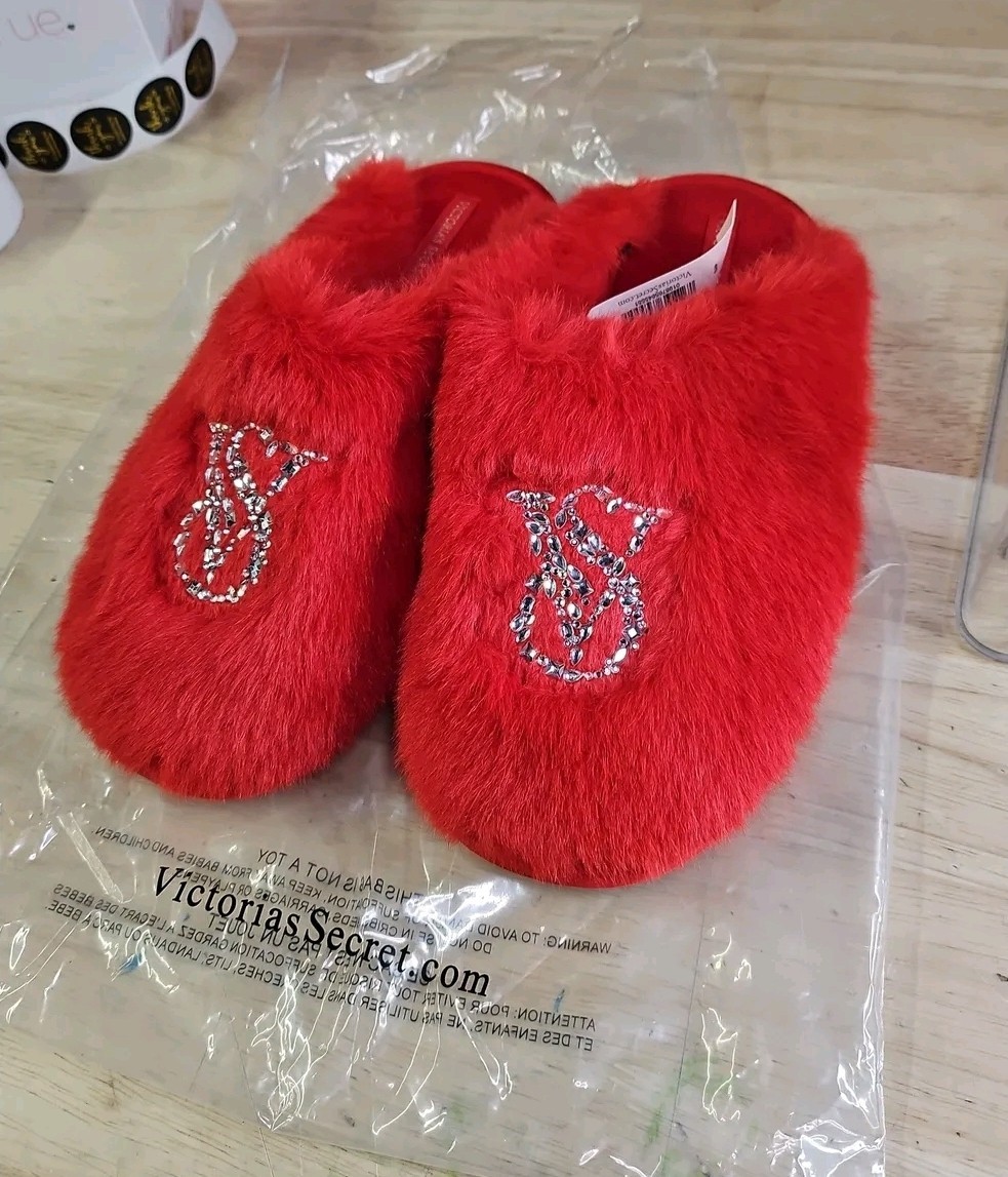 VICTORIA\'S SECRET RED FAUX FUR COZY SLIPPERS | BLING VS LOGO | SIZE 5-6 SMALL VICTORIA\'S SECRET RED FAUX FUR COZY SLIPPERS | BLING VS LOGO | SIZE 5-6 SMALL