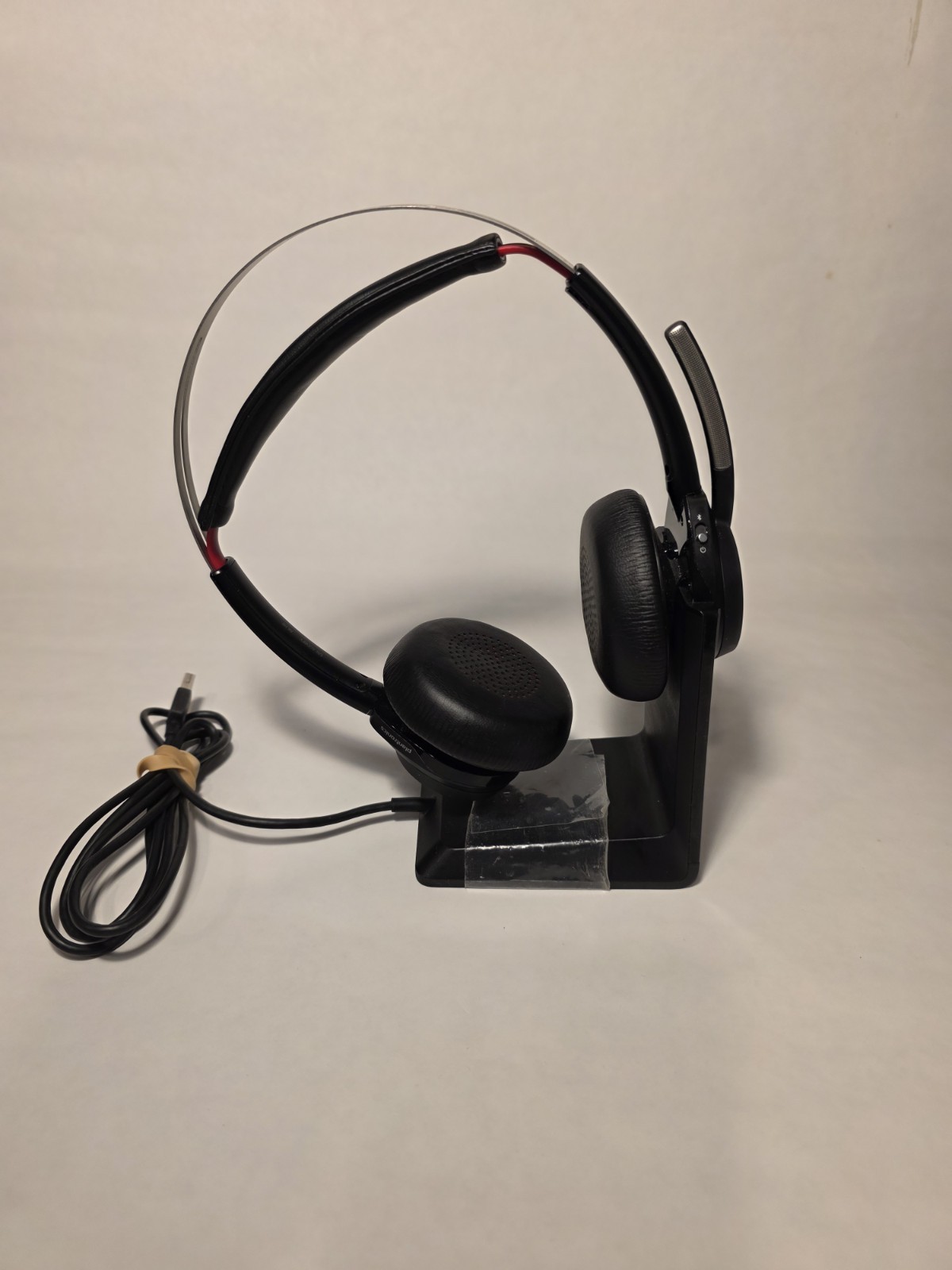 Plantronics Voyager Focus UC B825 Wireless Bluetooth Headset w/ Charging Base Plantronics Voyager Focus UC B825 Wireless Bluetooth Headset w/ Charging Base