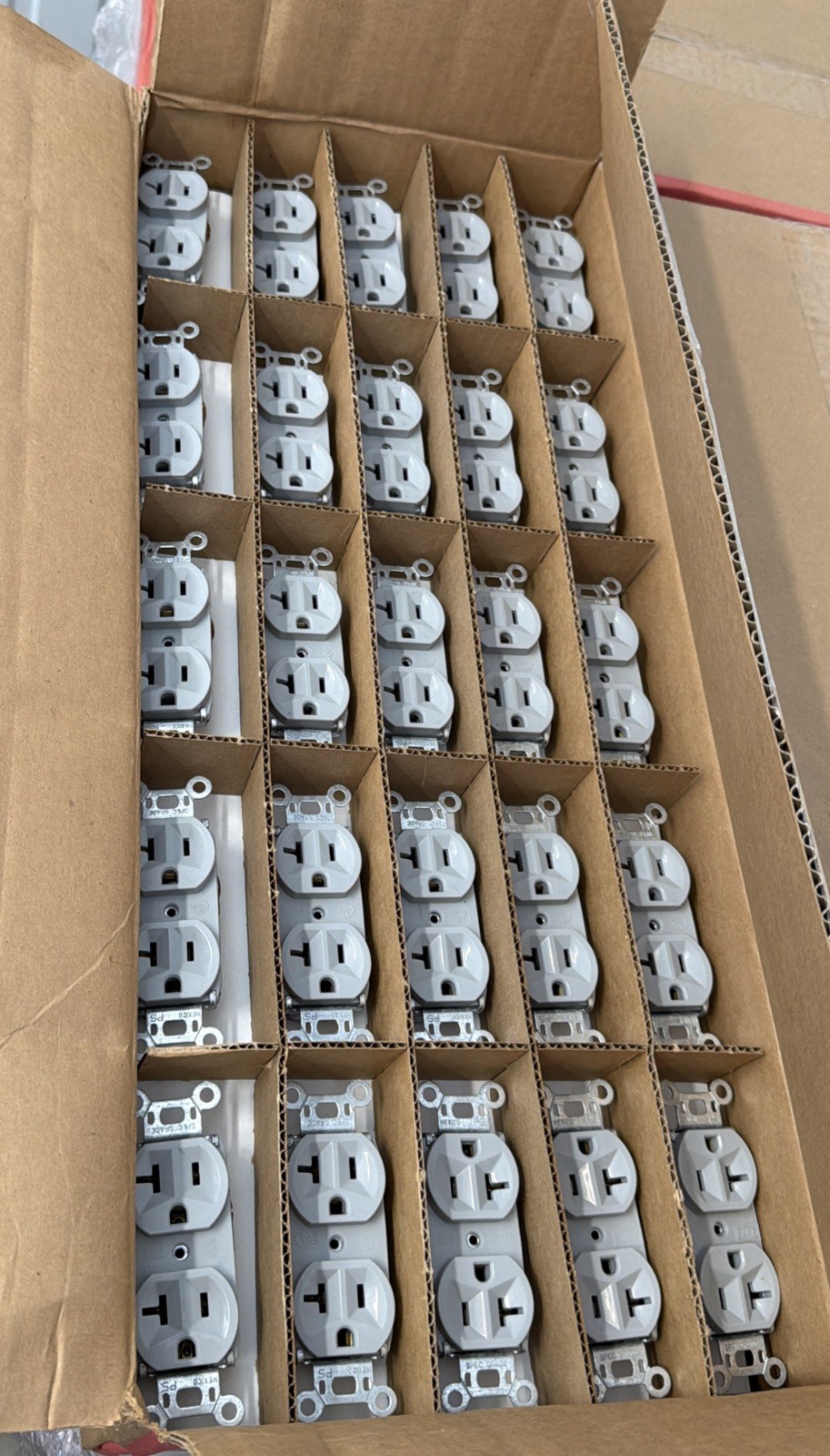 Legrand 5362-GRYBXY Duplex Receptacle, 20 Amp 125V, Gray, Case of 100 Legrand 5362-GRYBXY Duplex Receptacle, 20 Amp 125V, Gray, Case of 100