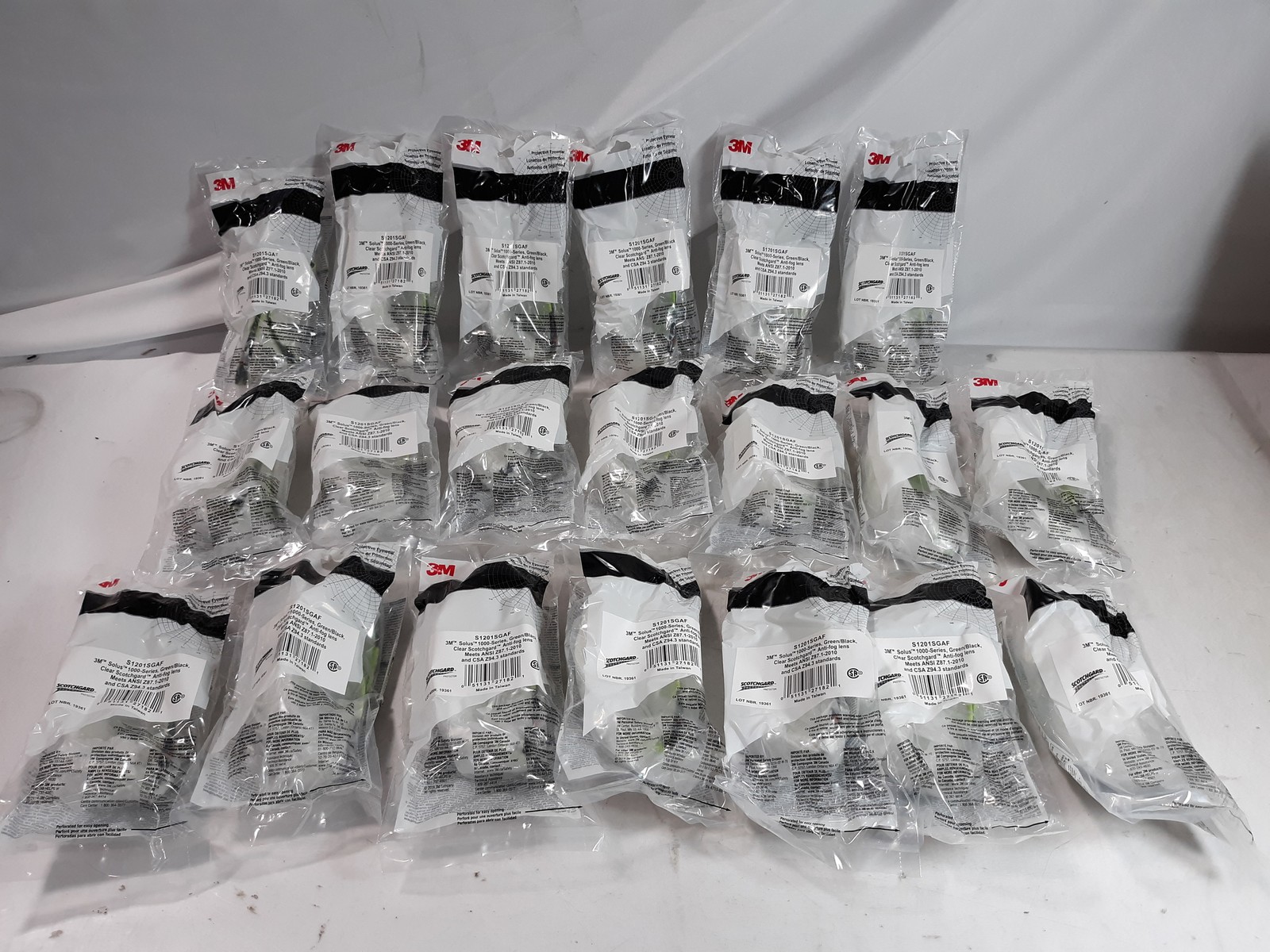 3M Solus 1000 S1201SGAF Safety Glasses Clear Anti-fog Lens - Lot of 20 3M Solus 1000 S1201SGAF Safety Glasses Clear Anti-fog Lens - Lot of 20