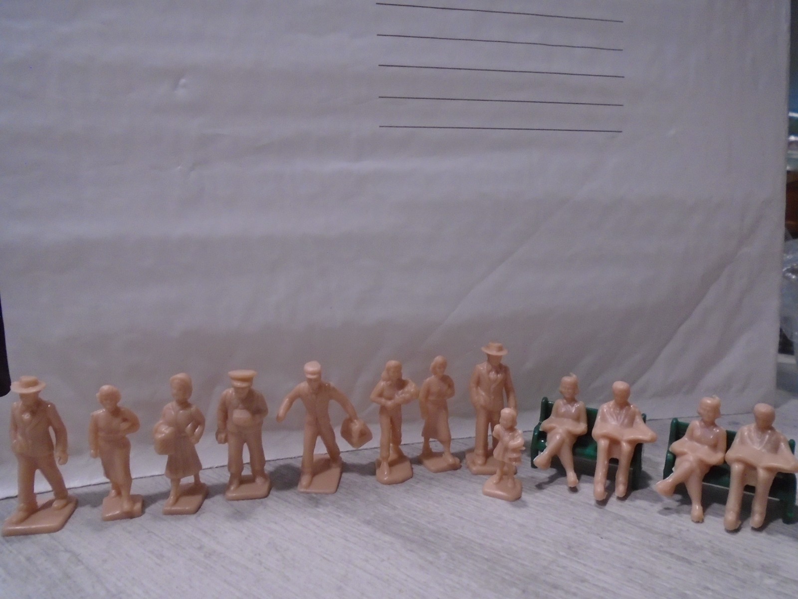 13 PLASTICVILLE O SCALE UNPAINTED FIGURES AND 2 BENCHES LOT G 13 PLASTICVILLE O SCALE UNPAINTED FIGURES AND 2 BENCHES LOT G