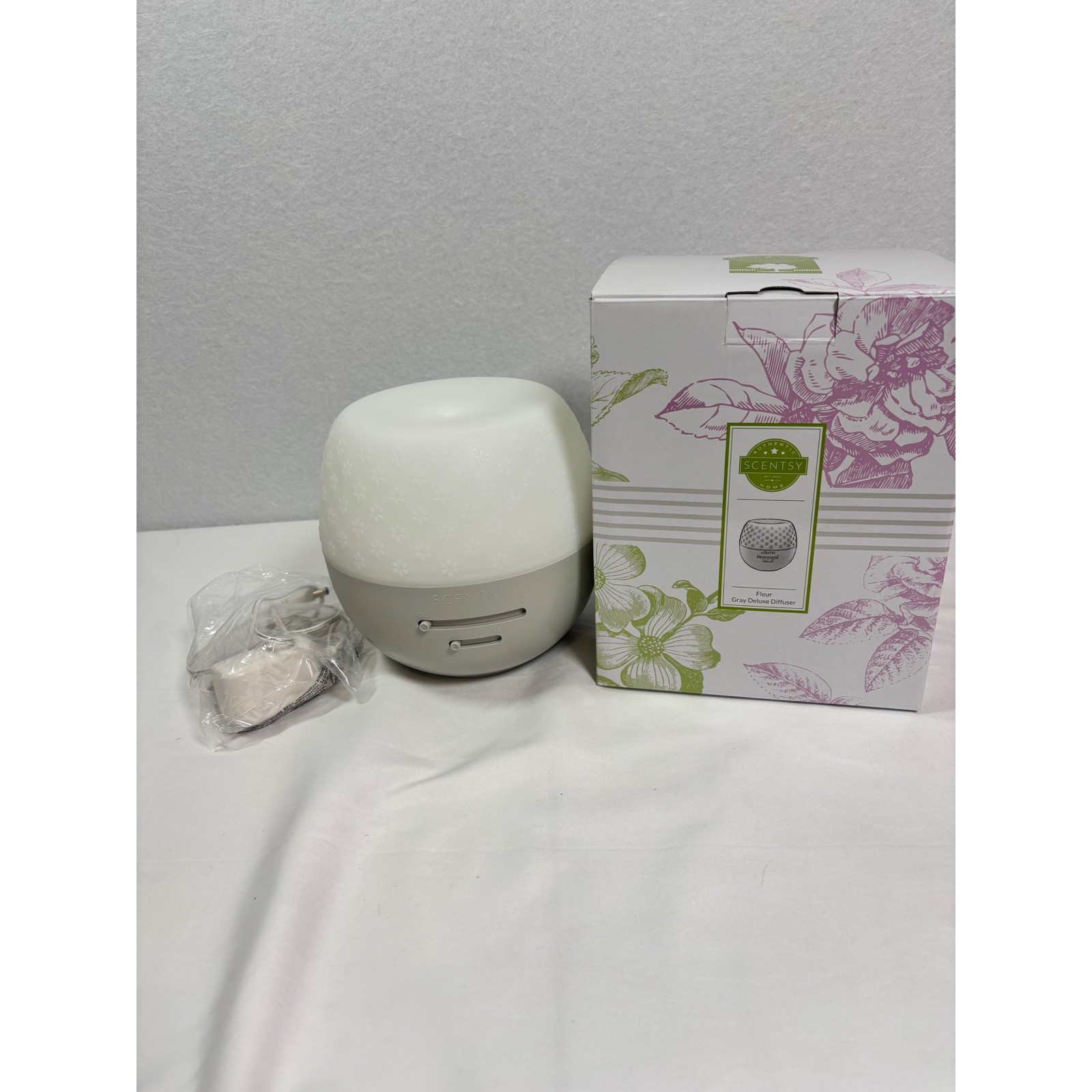 Scentsy Fleur Gray Deluxe Diffuser Ultrasonic Essential Oil Mist White Floral