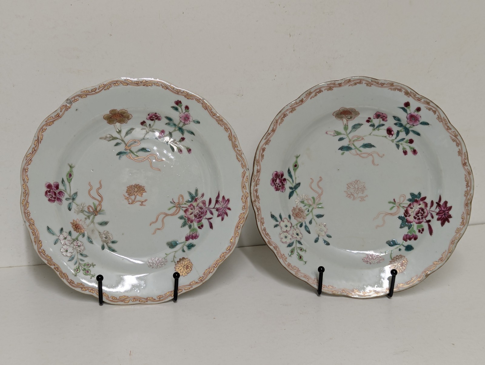 A Pair Of 18thC Qing Chinese Yongzheng - Qianlong Porcelain Plates Floral Decor A Pair Of 18thC Qing Chinese Yongzheng - Qianlong Porcelain Plates Floral Decor