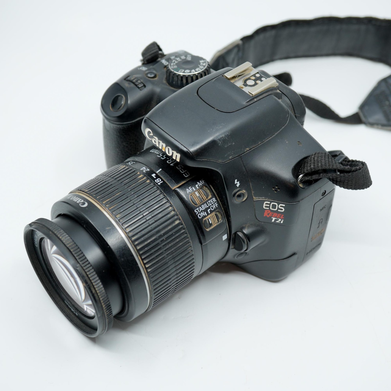 Canon EOS Rebel T2i DSLR Camera with EF-S 18-55mm f / 3.5-5.6