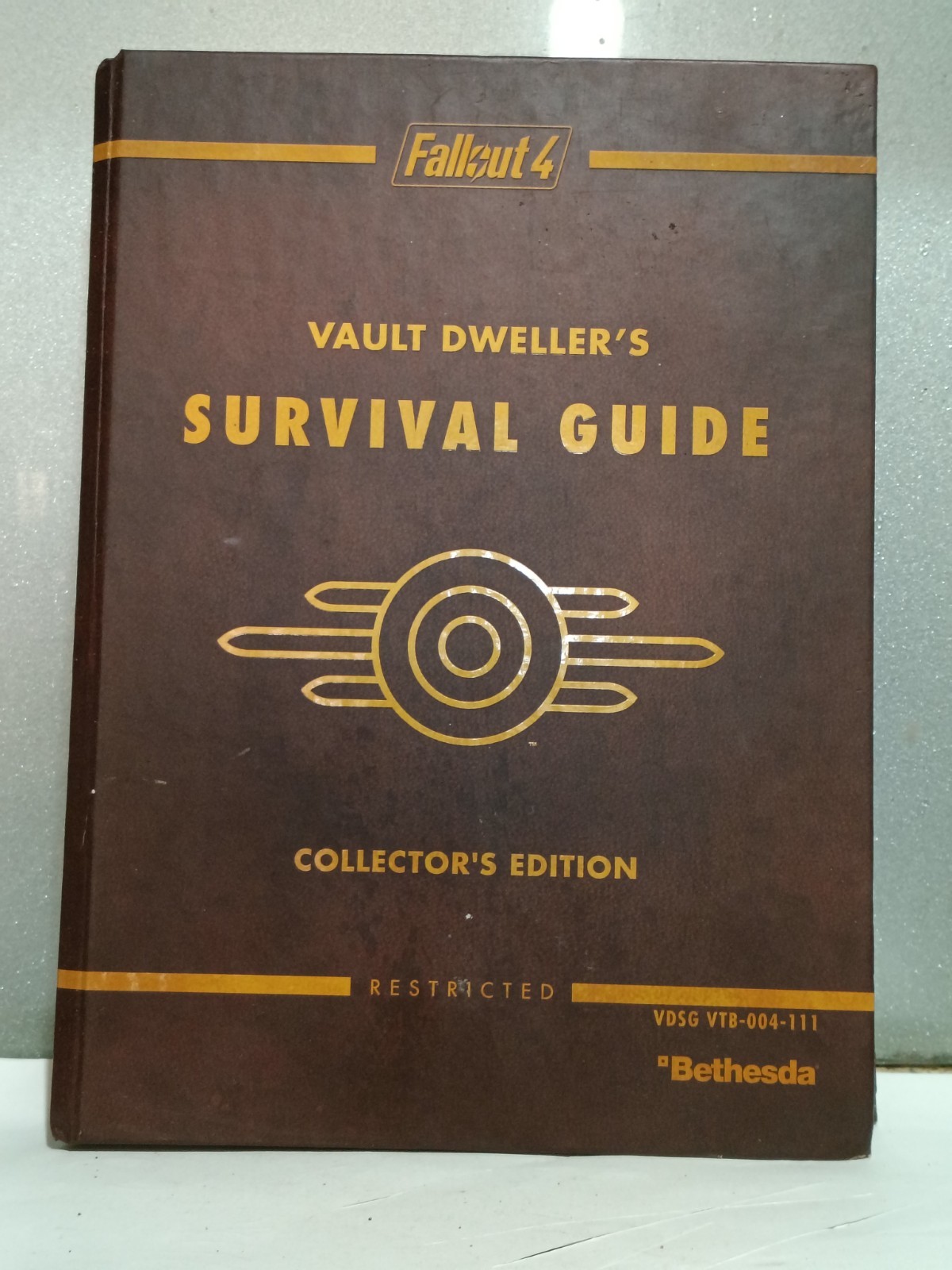 Bethesda Fallout 4 Strategy Guide Collector’s Edition Vault Boy 2015 VDSG Bethesda Fallout 4 Strategy Guide Collector’s Edition Vault Boy 2015 VDSG