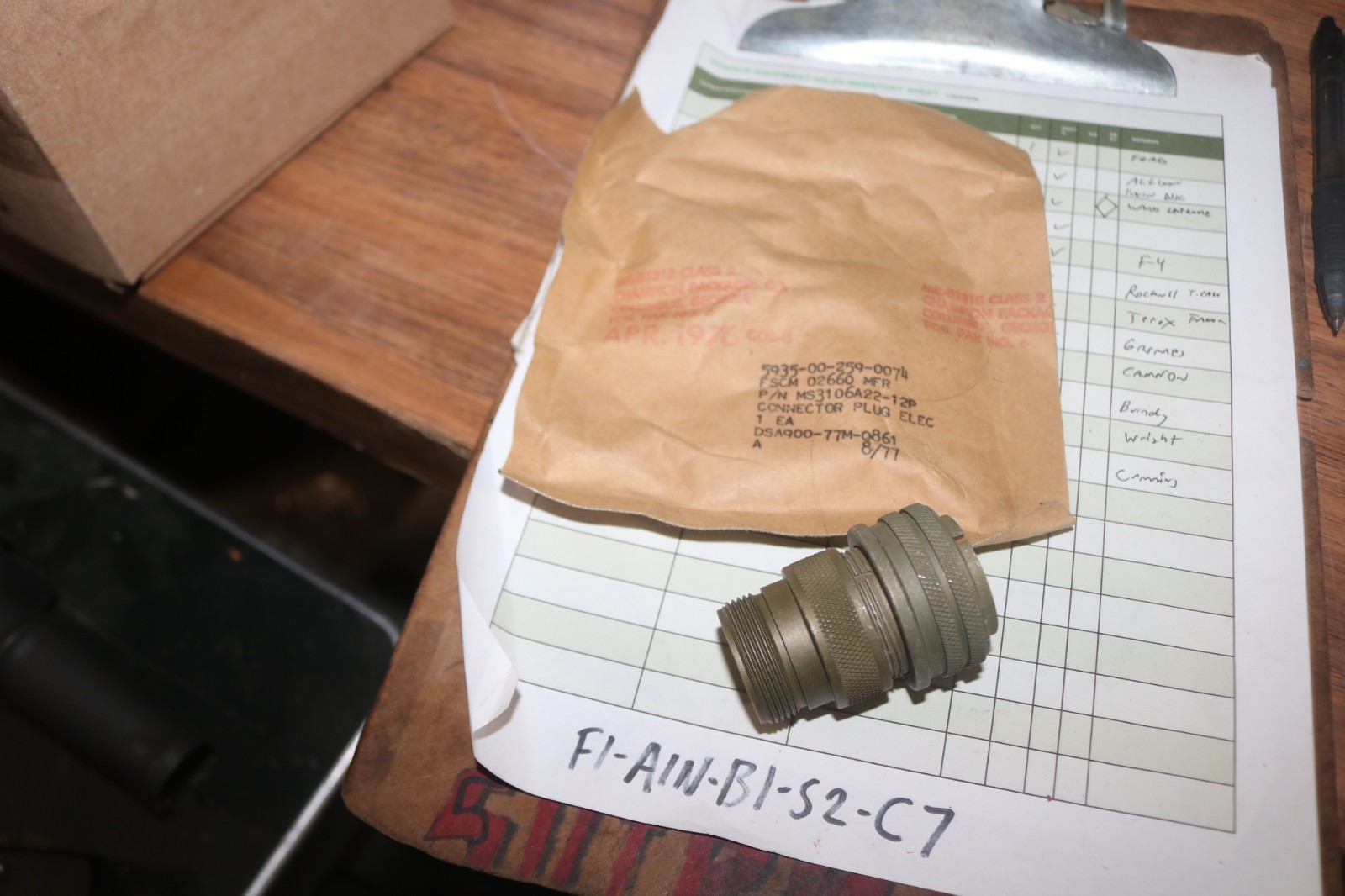 NOS Amphenol electrical connector PN MS3106A22-12P 5935-00-259-0074