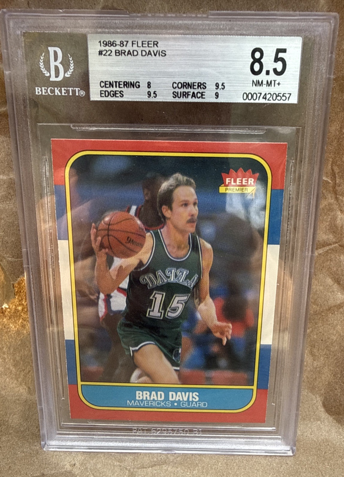 1986 FLEER BASKETBALL #22 BRAD DAVIS BGS 8.5 WITH 9.5 GEM MINT CORNERS & EDGES ~ 1986 FLEER BASKETBALL #22 BRAD DAVIS BGS 8.5 WITH 9.5 GEM MINT CORNERS & EDGES ~