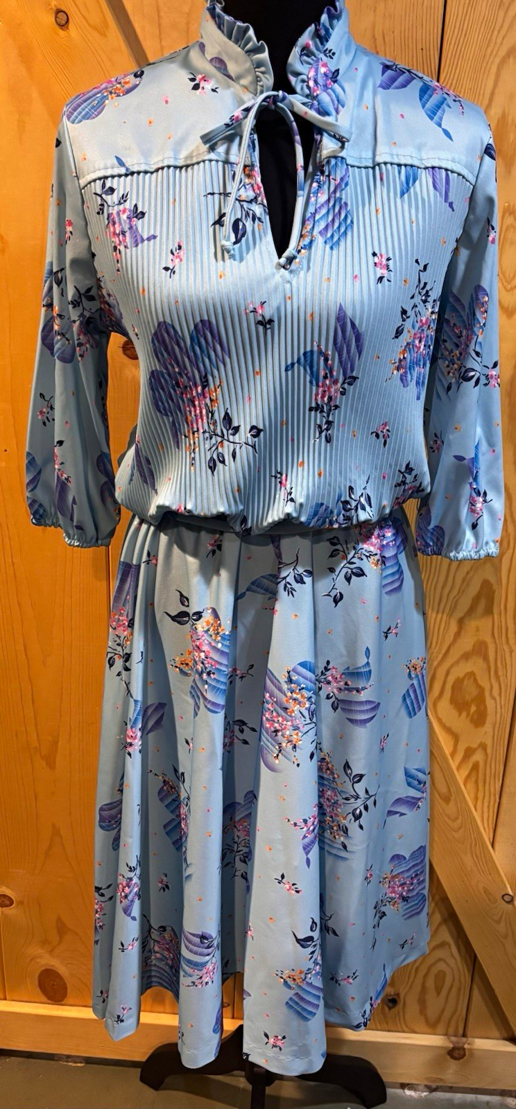 Plus size Vintage 70’s Queen\'s Row, Inc. Blue Floral A-Line V-Neck Tie Plus size Vintage 70’s Queen\'s Row, Inc. Blue Floral A-Line V-Neck Tie
