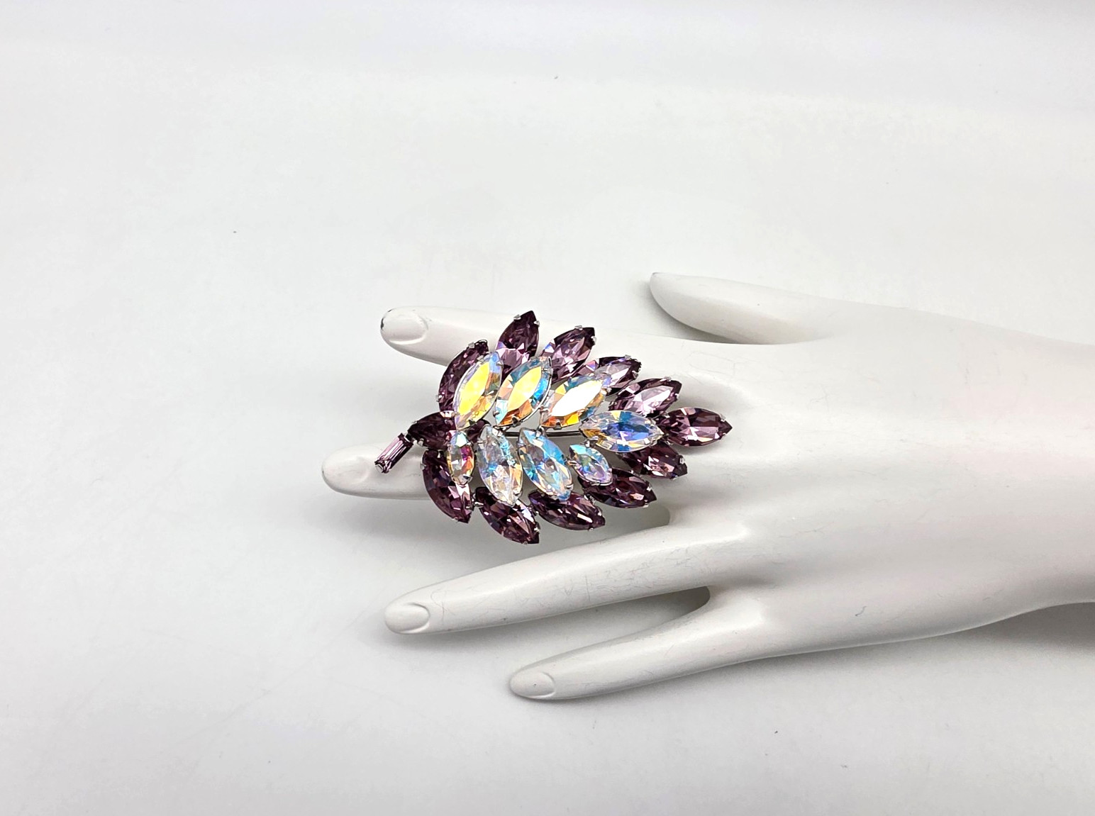 VINTAGE PURPLE/AMETHYST & CLEAR AB RHINESTONE QUALITY LEAF BROOCH/PIN EX.COND.