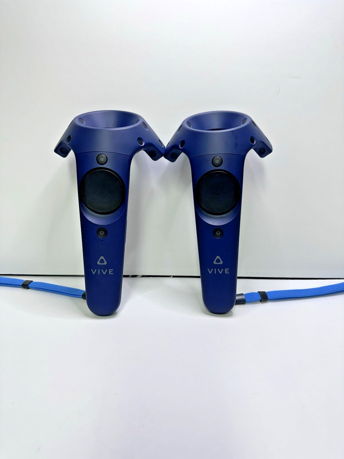 Set of HTC Vive 2.0 Blue Controllers for Vive Pro - Controllers Set of HTC Vive 2.0 Blue Controllers for Vive Pro - Controllers